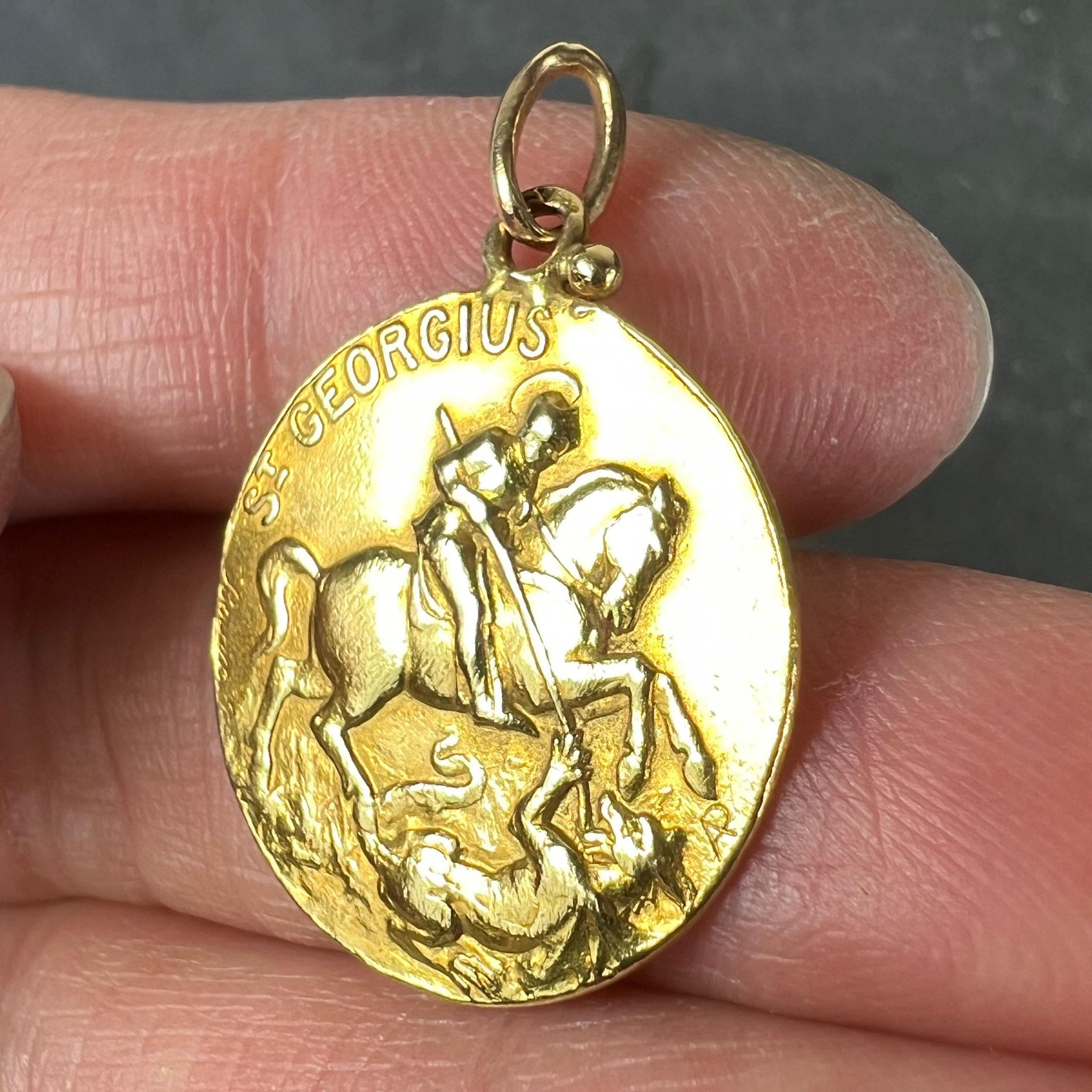 Bouix français St George Dragon Tempestate Securitas Pendentif Médaille en or jaune 18K en vente 2