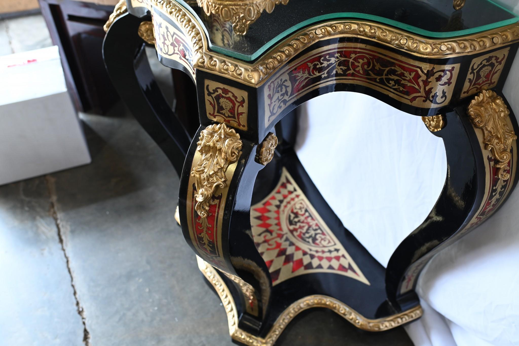 Französisch Boulle Uhr auf Stand Louis XVI vergoldet Intarsie im Zustand „Gut“ im Angebot in Potters Bar, GB