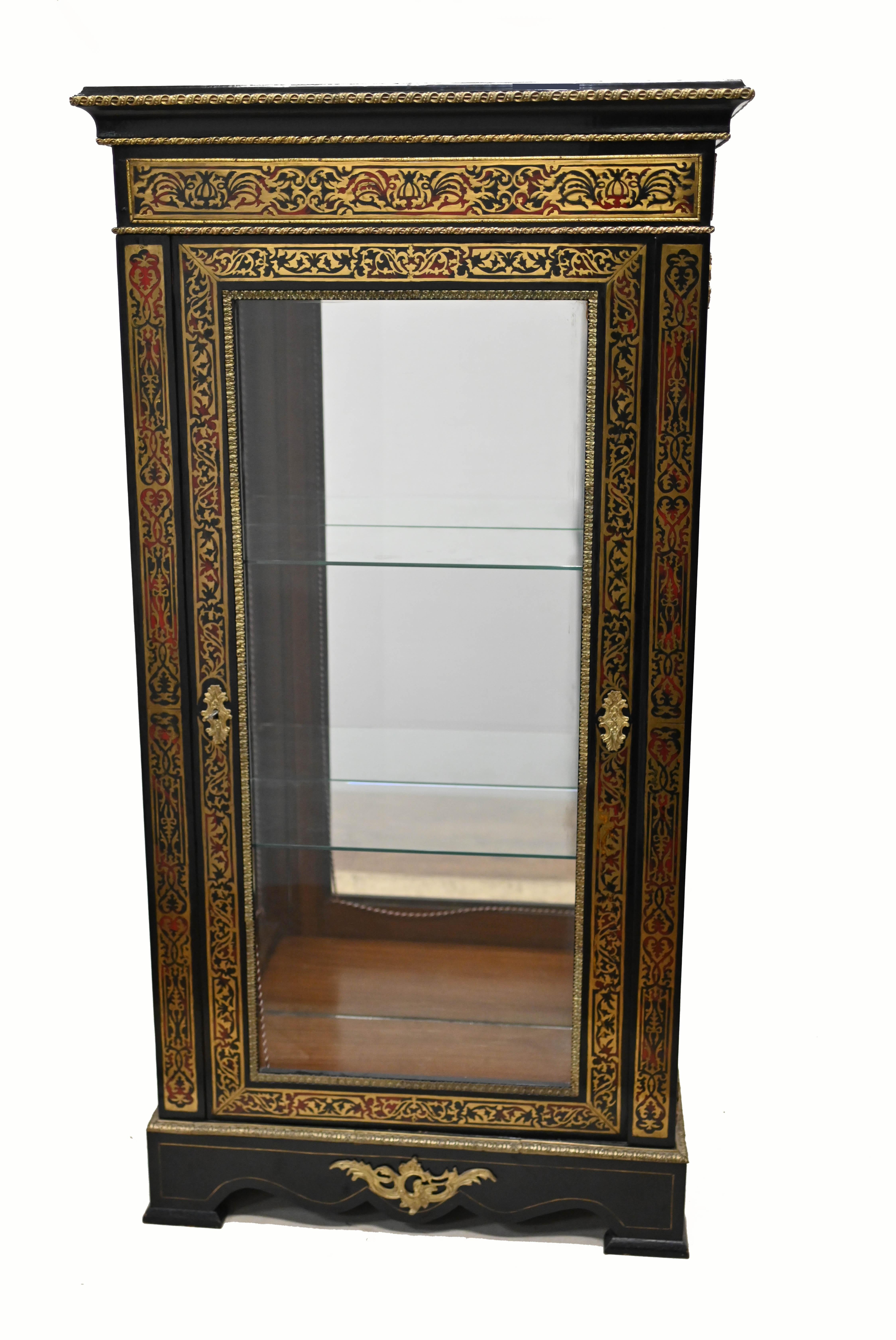 Elegant French display cabinet in the Boulle manner
Features the distinctive style of Boulle inlay with brass, ebony and faux tortoiseshell
Great look to this piece we bought from a dealer on Marche Biron at the Paris antiques markets
Opens out to