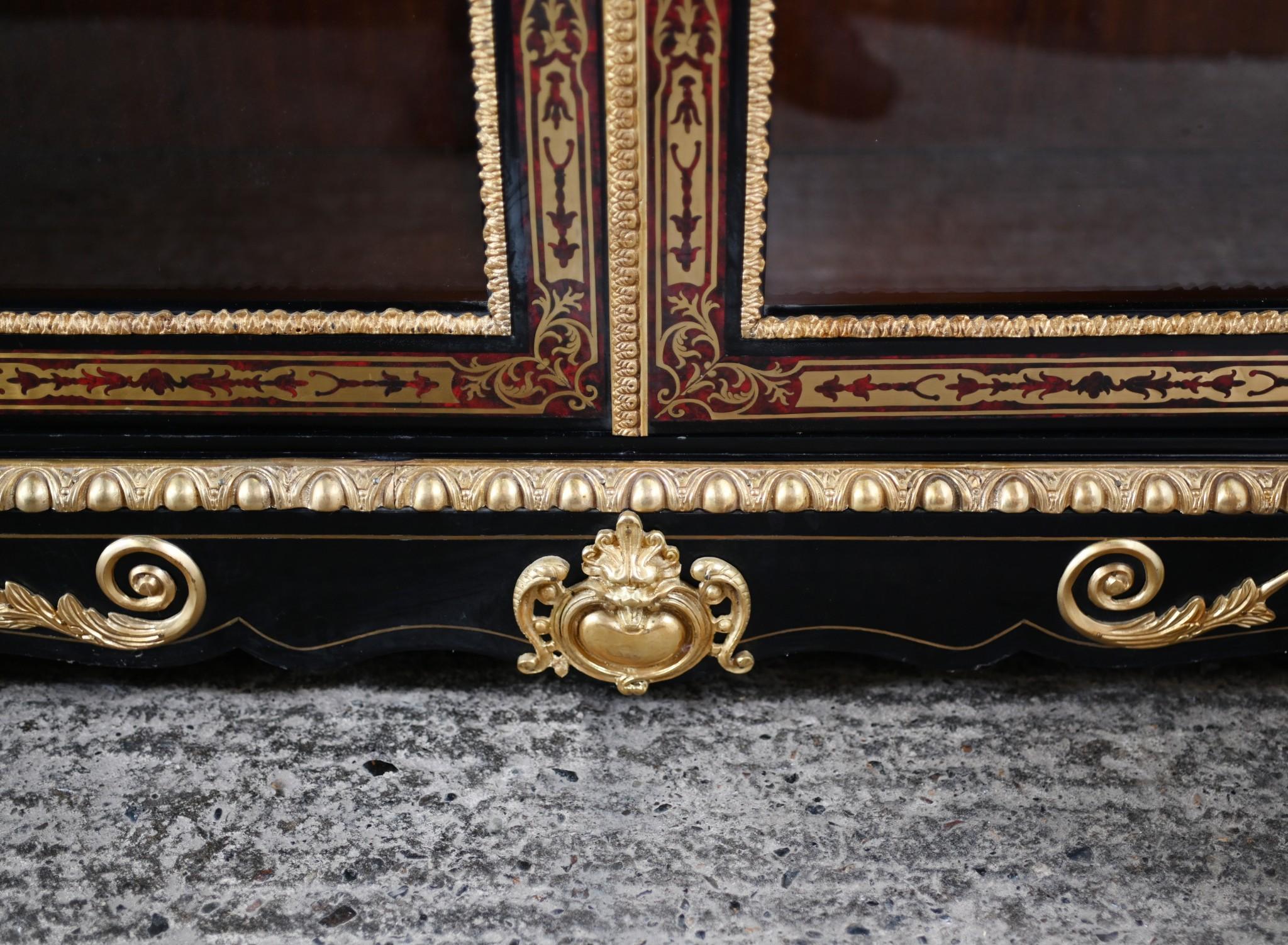 Vetrinetta francese Boulle intarsiata Bibliotheque in vendita 1