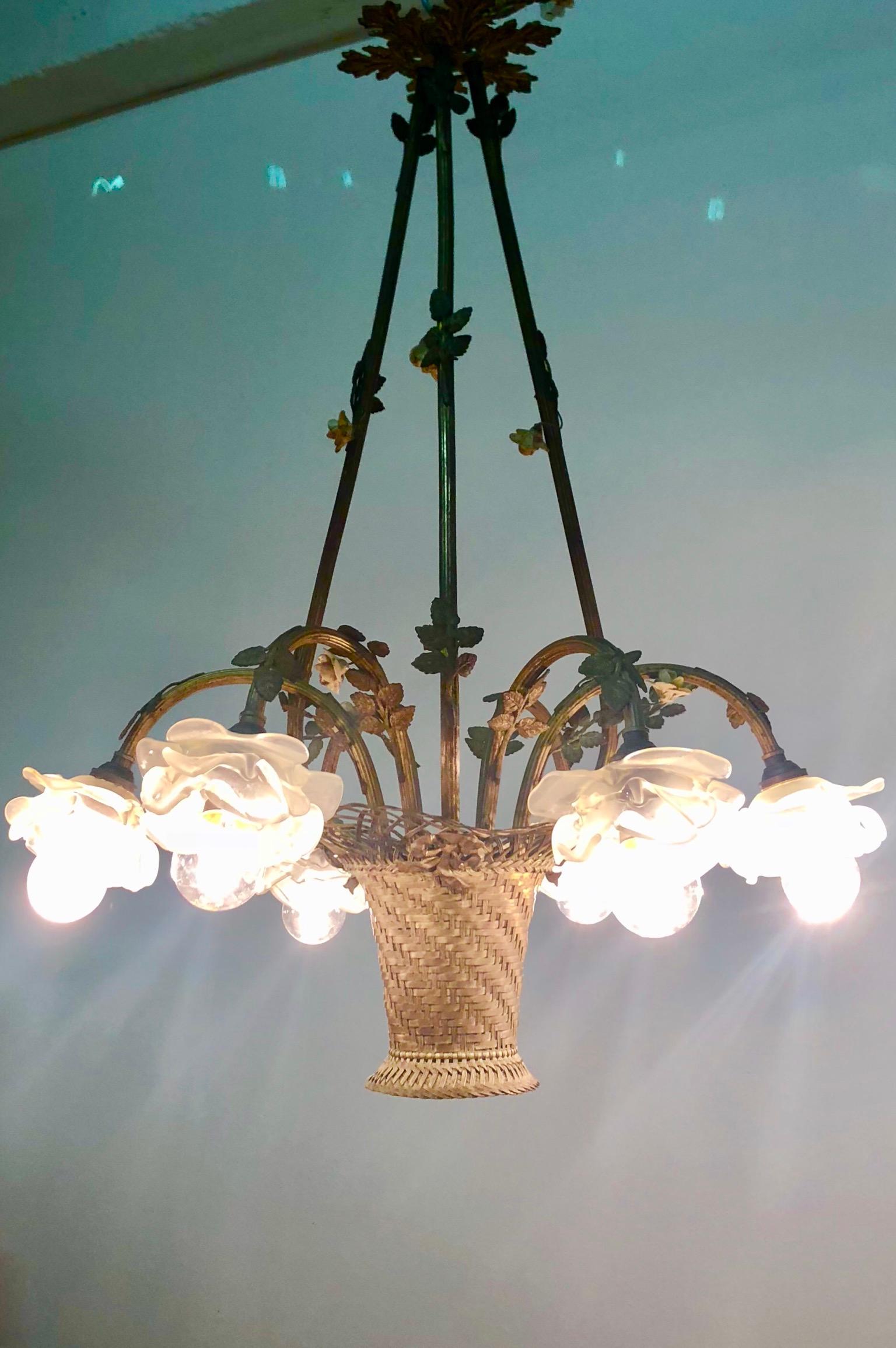 A beautiful antique French bronze chandelier with six glass and porcelain roses.
Socket: 6 x B22 (French bajonnett)
