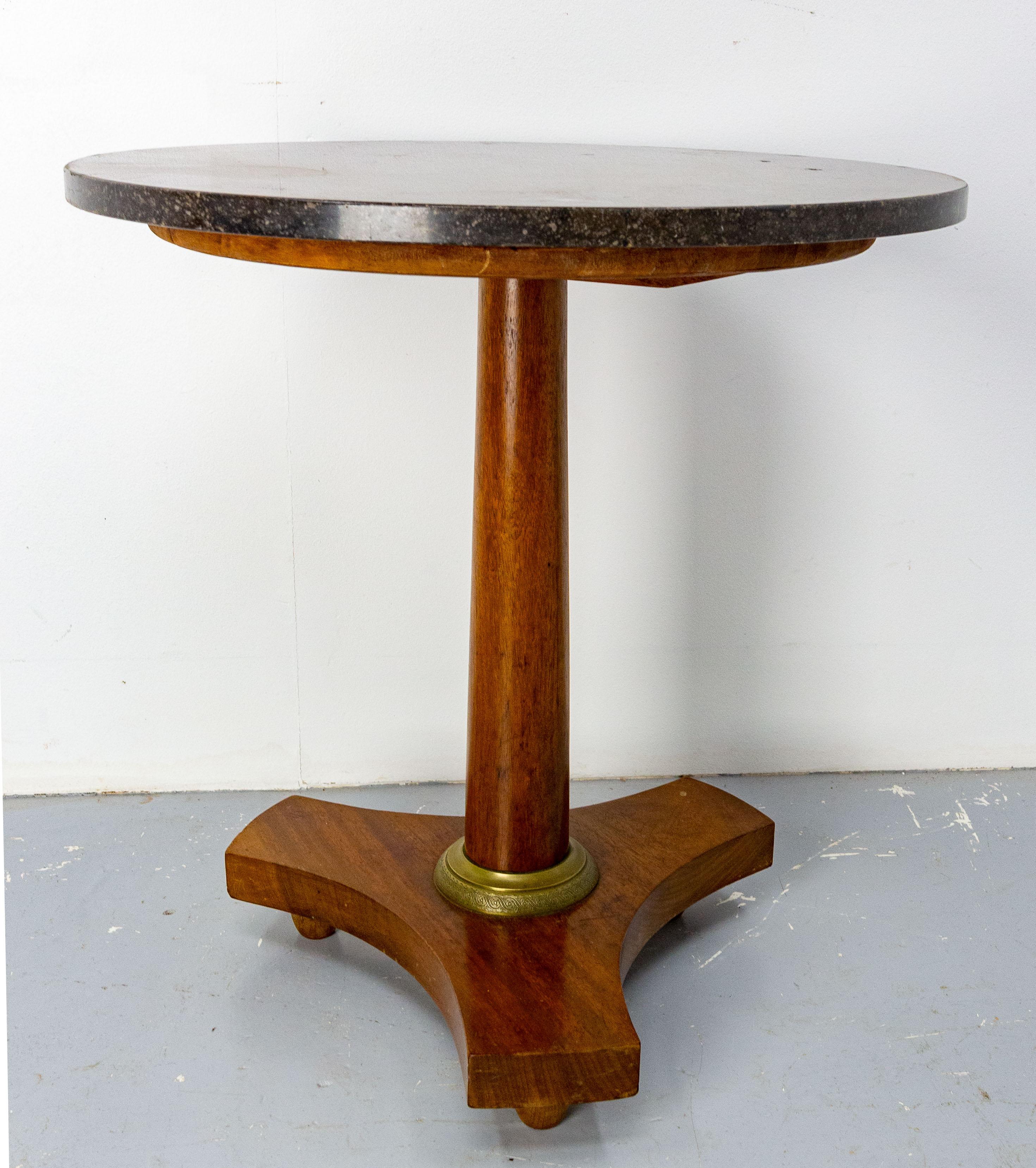 Little table, sellette side or end table in the Empire style.
Massive mahogany and marble.
The marble was broken and very properly glued.

Made circa 1960
Good condition, few marks of use on the marble.



