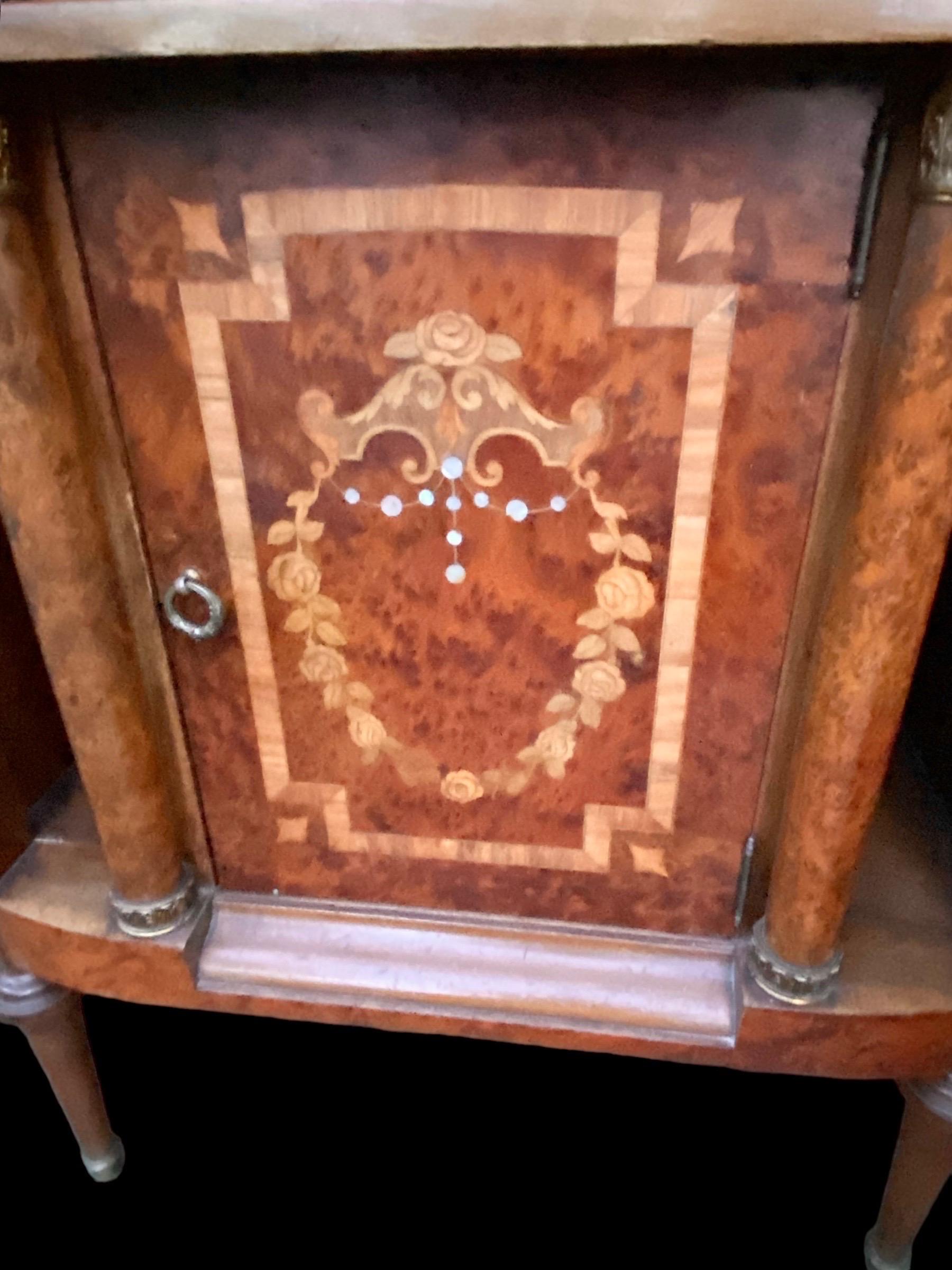 Mahagoni-Schrank mit Bogenfront im XVI.-Stil (Französisch) im Angebot