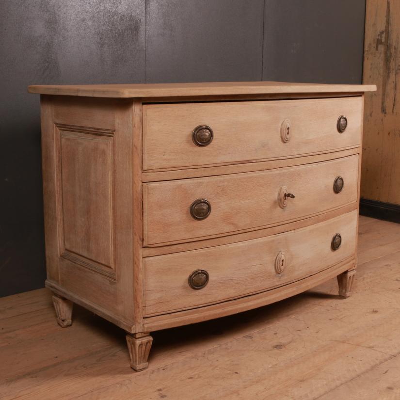 Early 19th century French bow-front bleached oak commode, 1810.

Dimensions:
45.5 inches (116 cms) wide
25 inches (64 cms) deep
33 inches (84 cms) high.

 