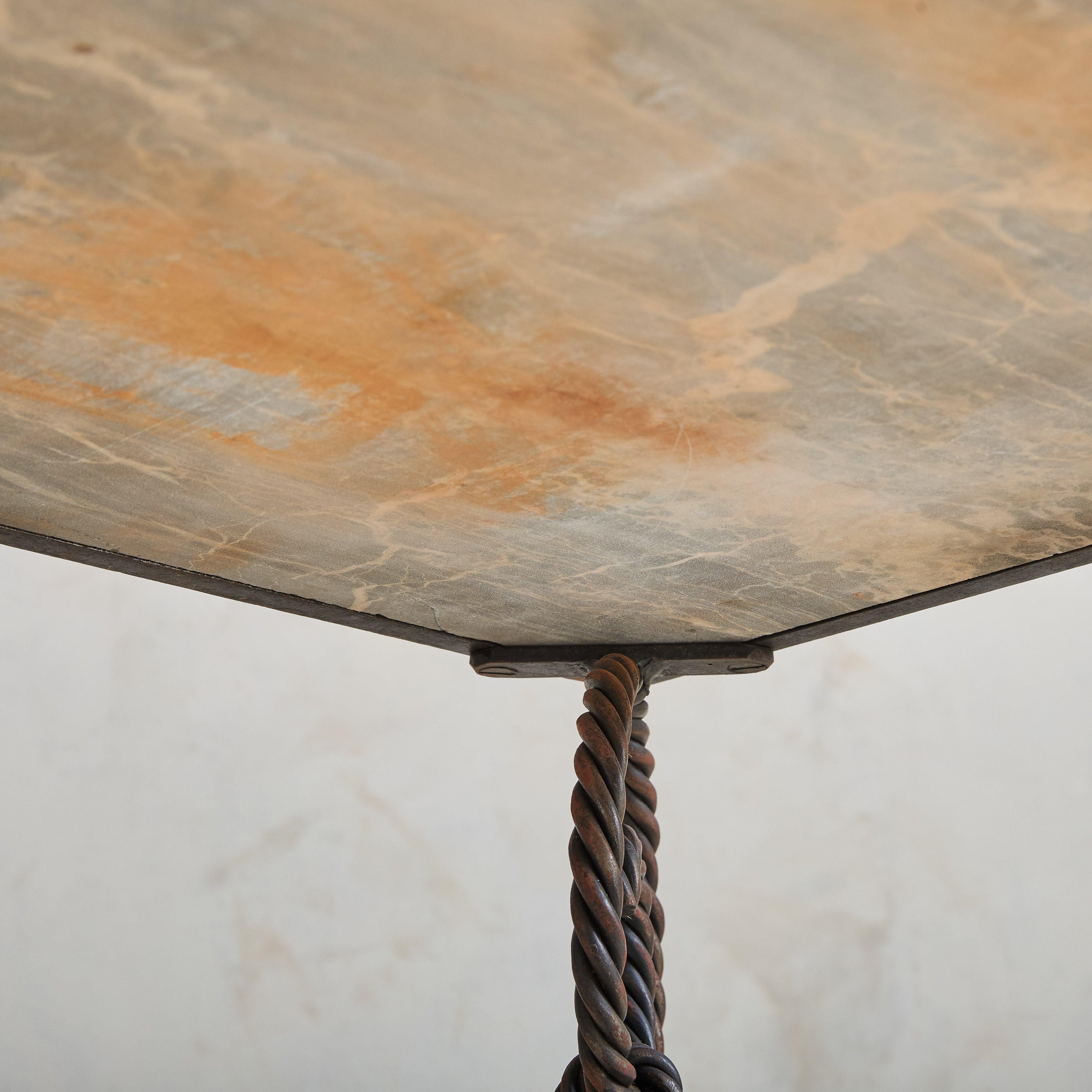 Table basse française en fer forgé tressé avec plateau en marbre Nero Marquina, années 1940 en vente 3