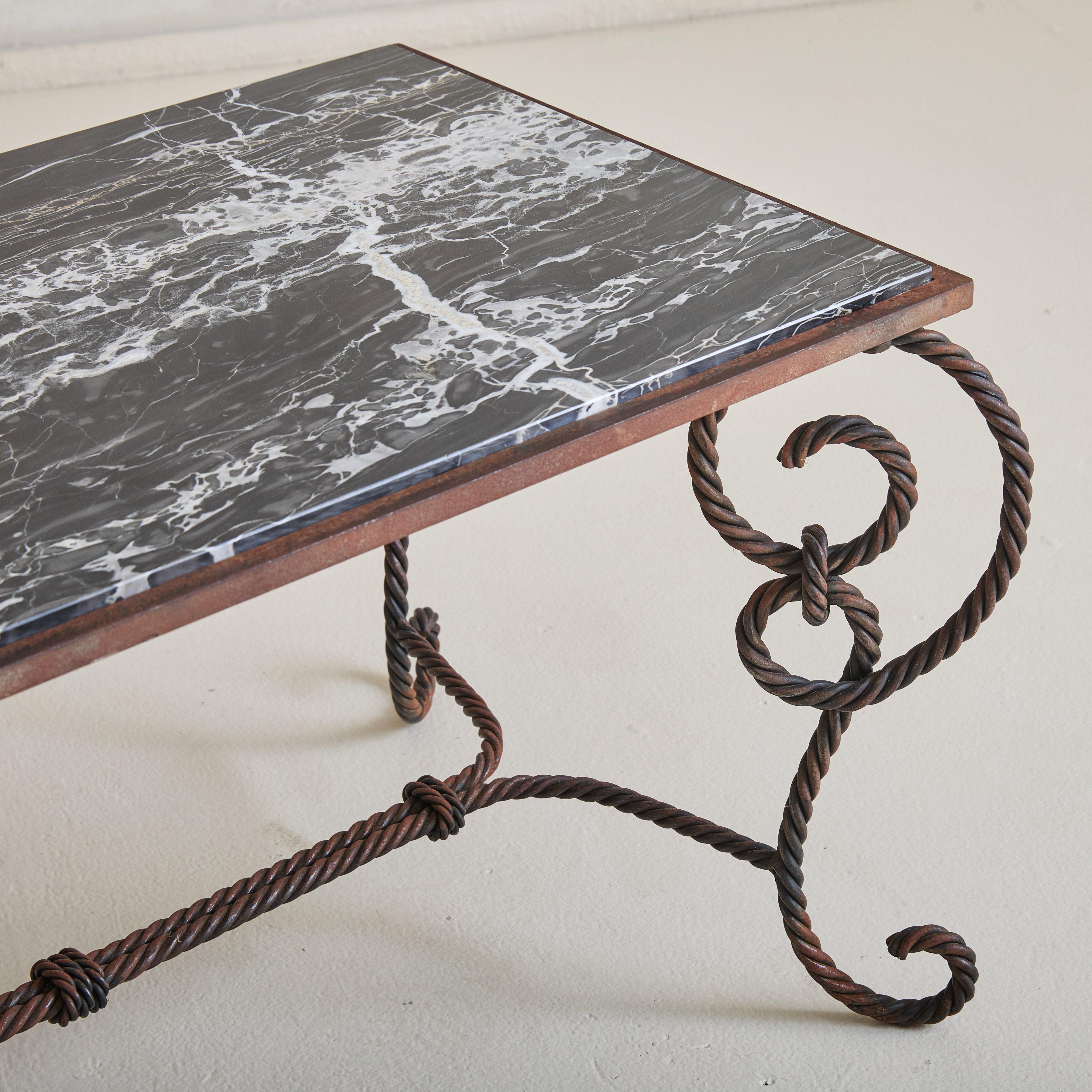 Néo-classique Table basse française en fer forgé tressé avec plateau en marbre Nero Marquina, années 1940 en vente