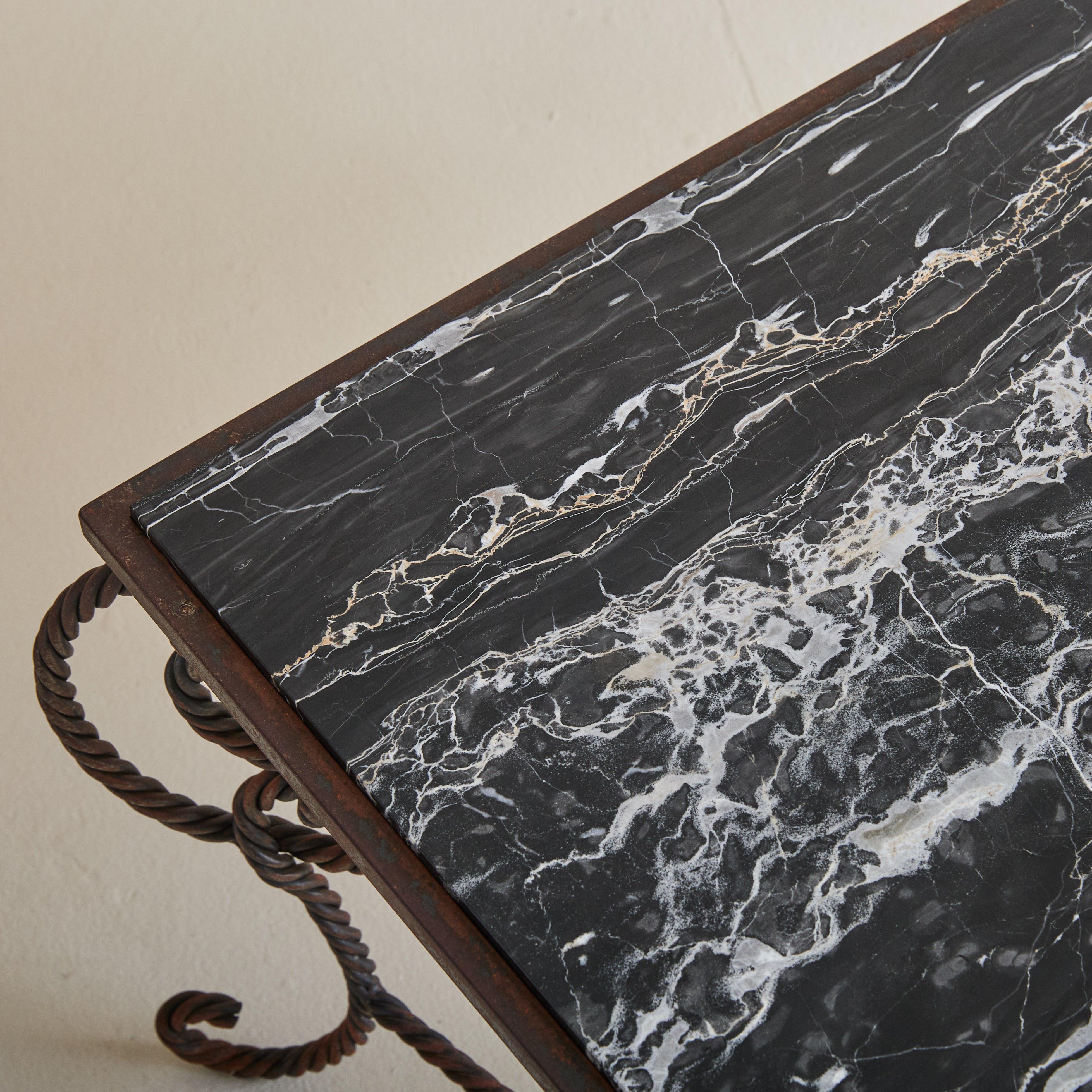 Français Table basse française en fer forgé tressé avec plateau en marbre Nero Marquina, années 1940 en vente