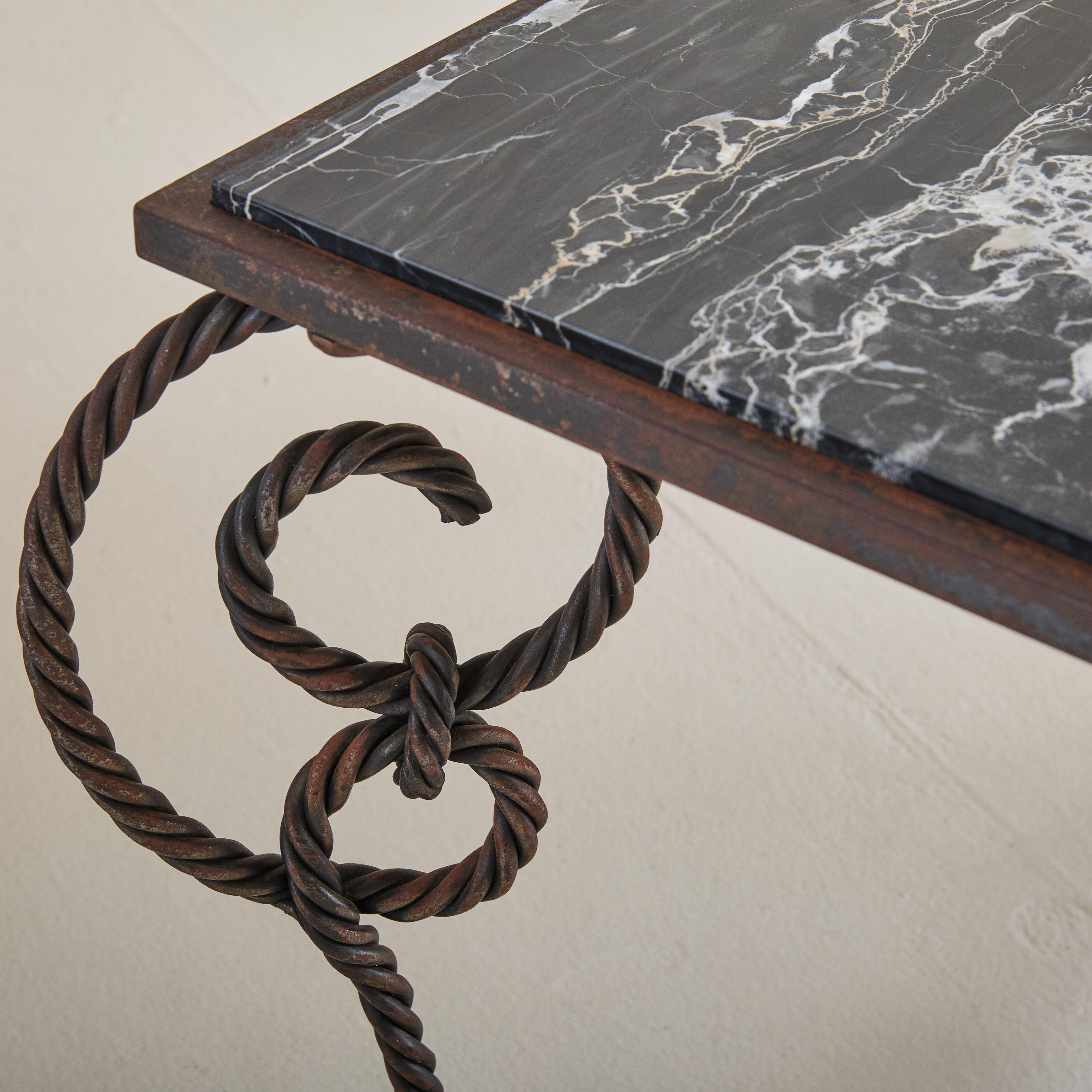 Table basse française en fer forgé tressé avec plateau en marbre Nero Marquina, années 1940 Bon état - En vente à Chicago, IL