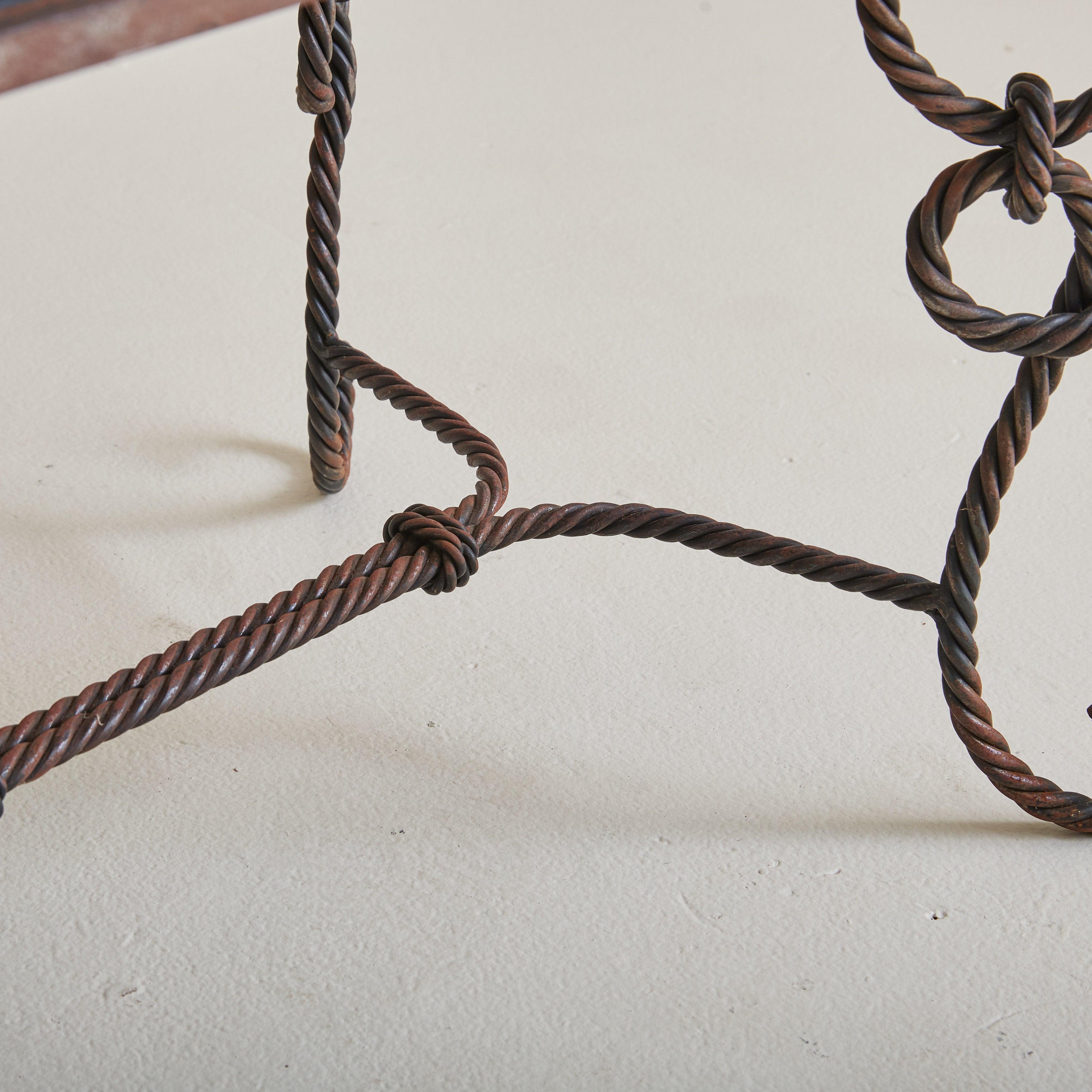 Milieu du XXe siècle Table basse française en fer forgé tressé avec plateau en marbre Nero Marquina, années 1940 en vente
