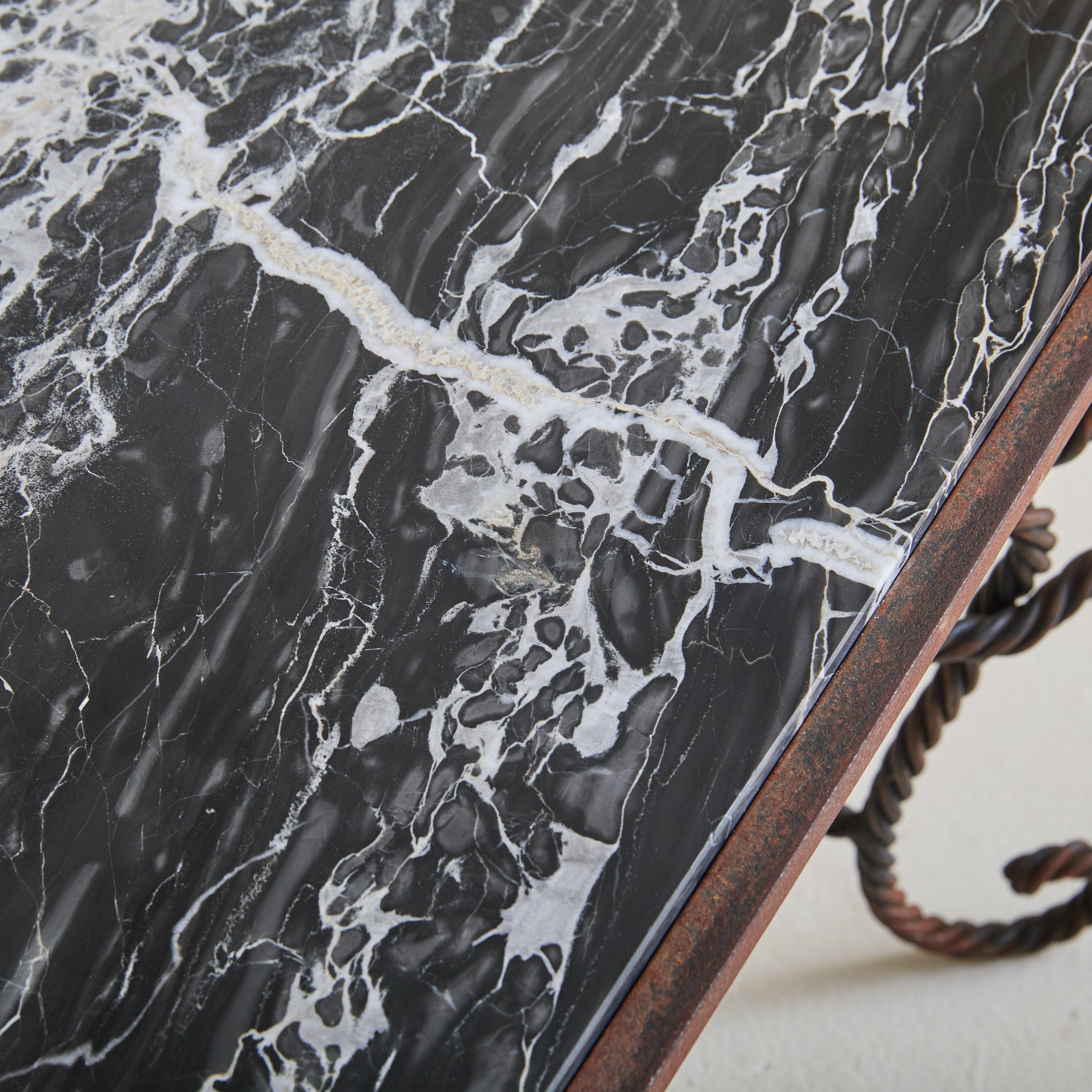 Fer Table basse française en fer forgé tressé avec plateau en marbre Nero Marquina, années 1940 en vente