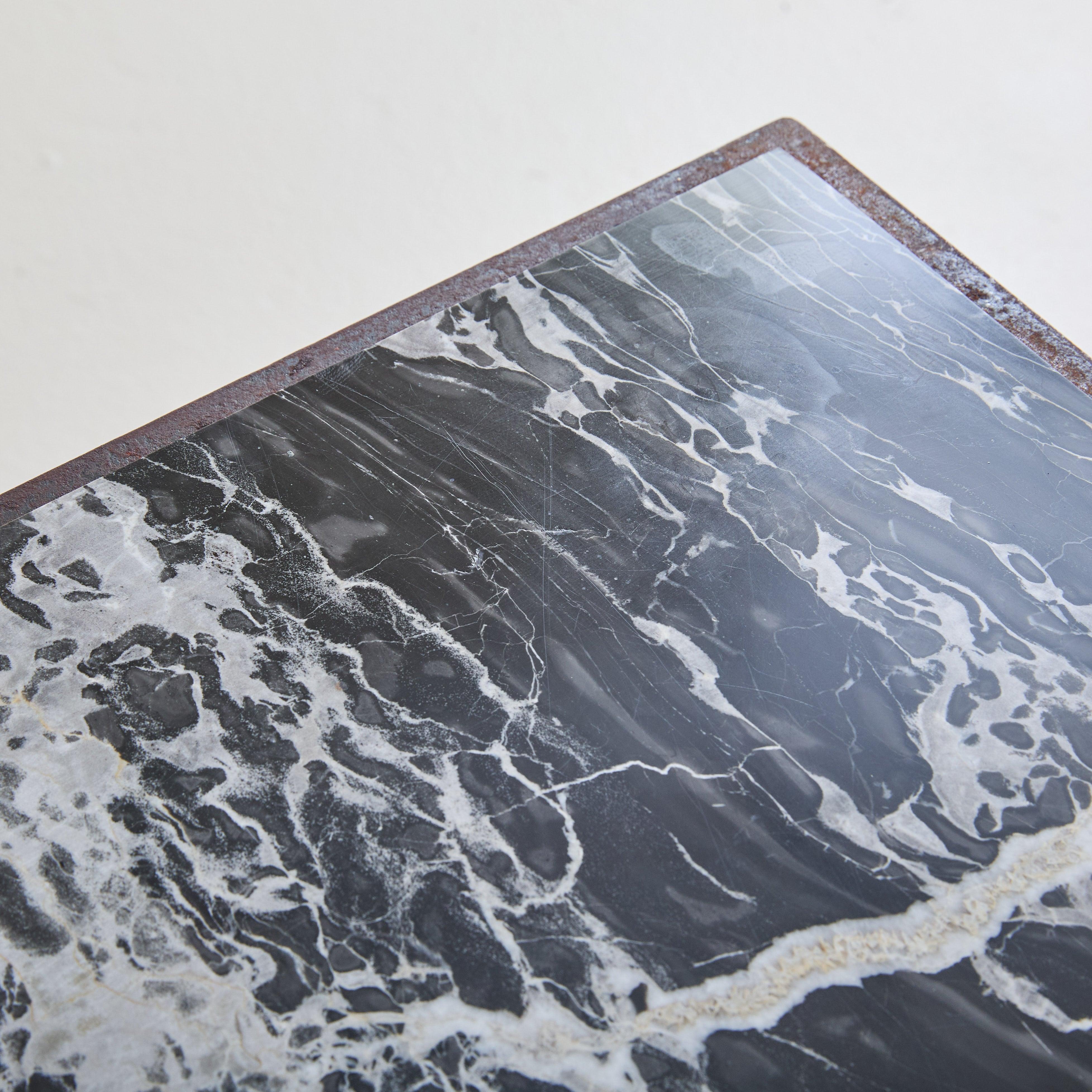 Table basse française en fer forgé tressé avec plateau en marbre Nero Marquina, années 1940 en vente 1
