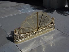 Paravento da camino pieghevole in ottone francese con motivo di foglie d'acanto e bacche, 1815 ca.