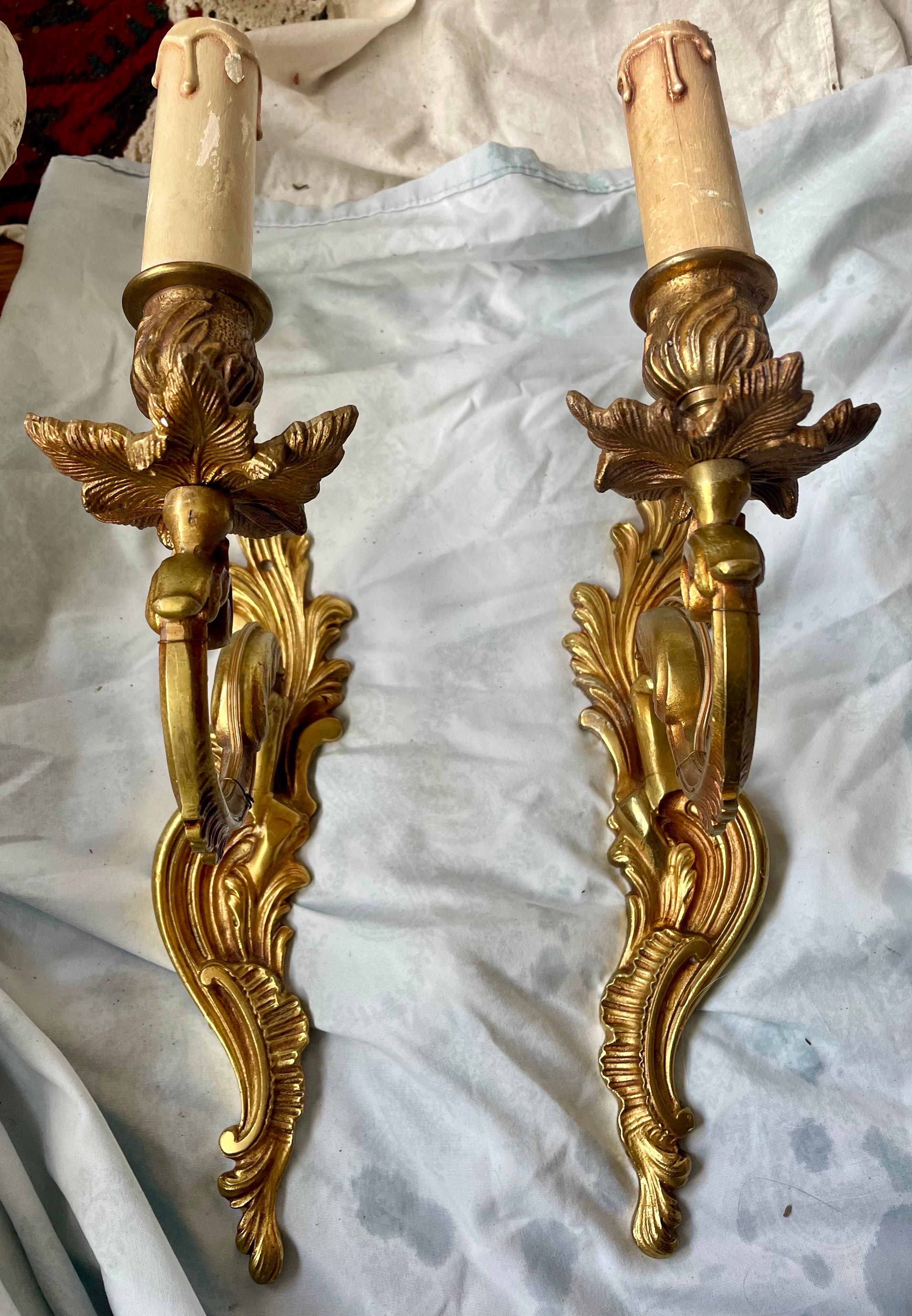 Set di lampade a braccio doppio e a braccio singolo in ottone francese con foglie d'acanto, coppia di 3 pezzi in vendita 3