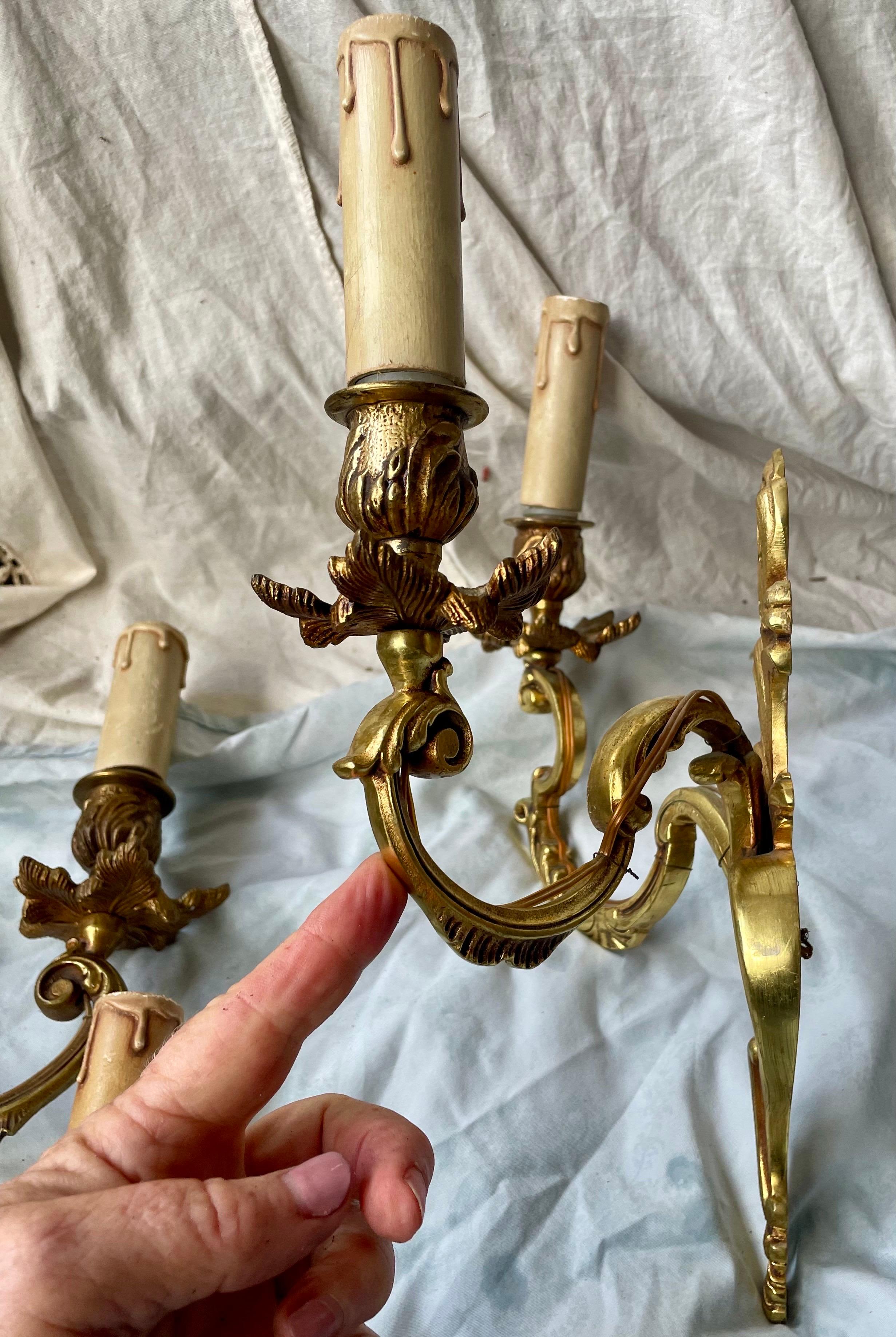 Set di lampade a braccio doppio e a braccio singolo in ottone francese con foglie d'acanto, coppia di 3 pezzi in vendita 5