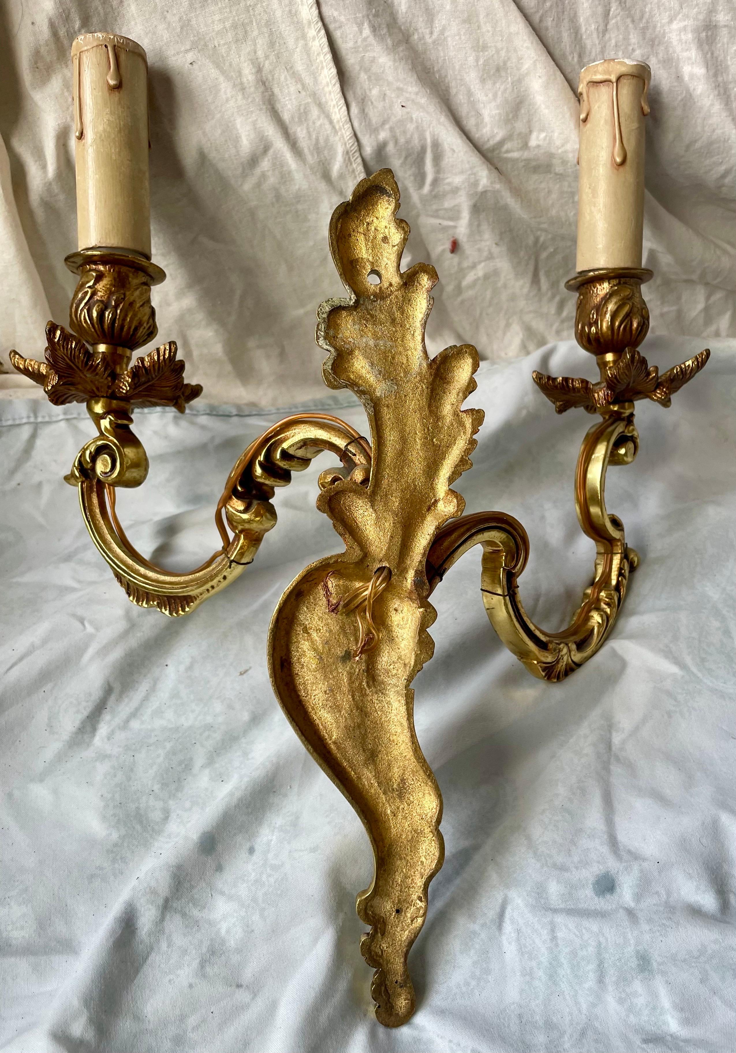 Set di lampade a braccio doppio e a braccio singolo in ottone francese con foglie d'acanto, coppia di 3 pezzi in vendita 7