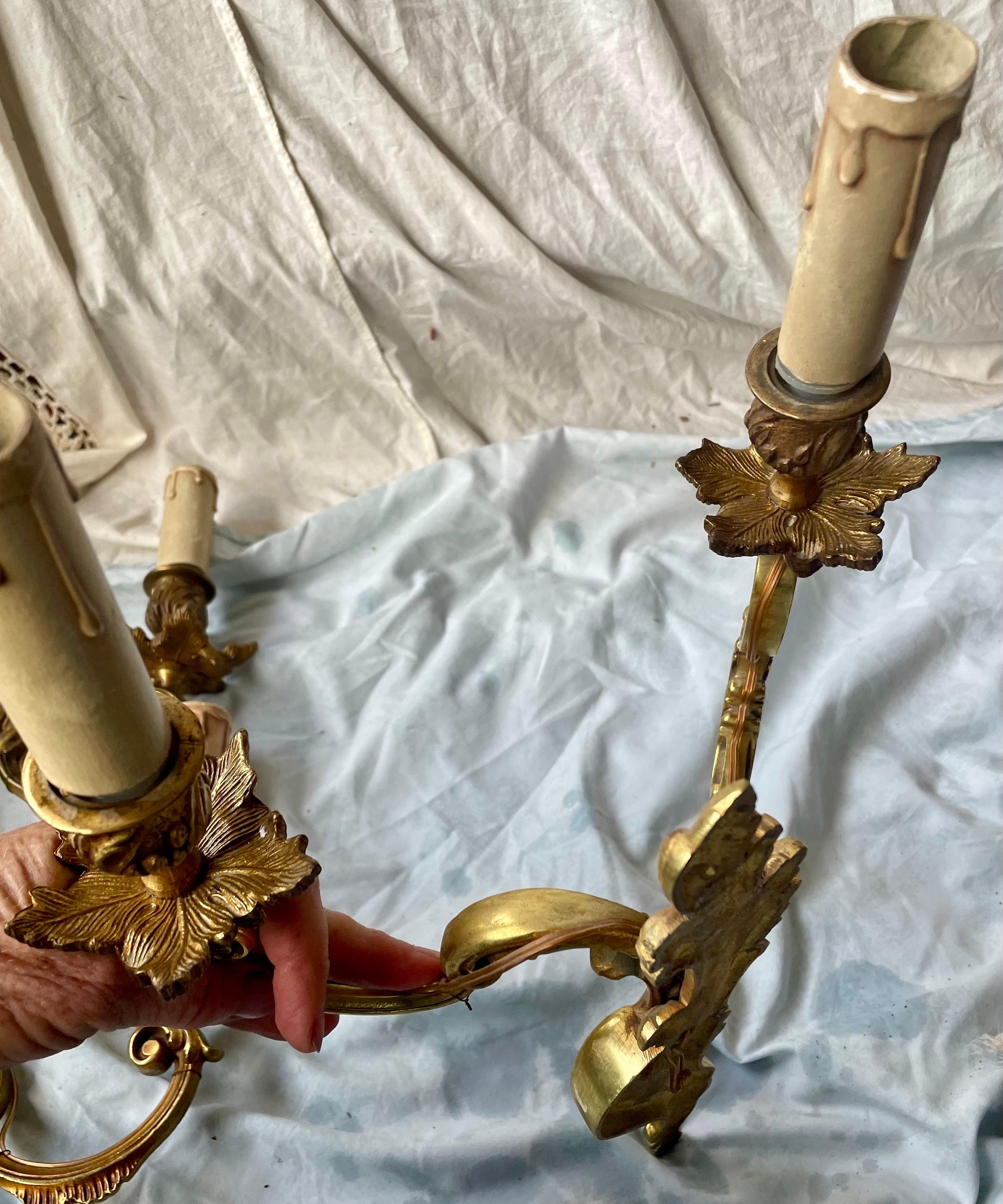 Set di lampade a braccio doppio e a braccio singolo in ottone francese con foglie d'acanto, coppia di 3 pezzi in vendita 8