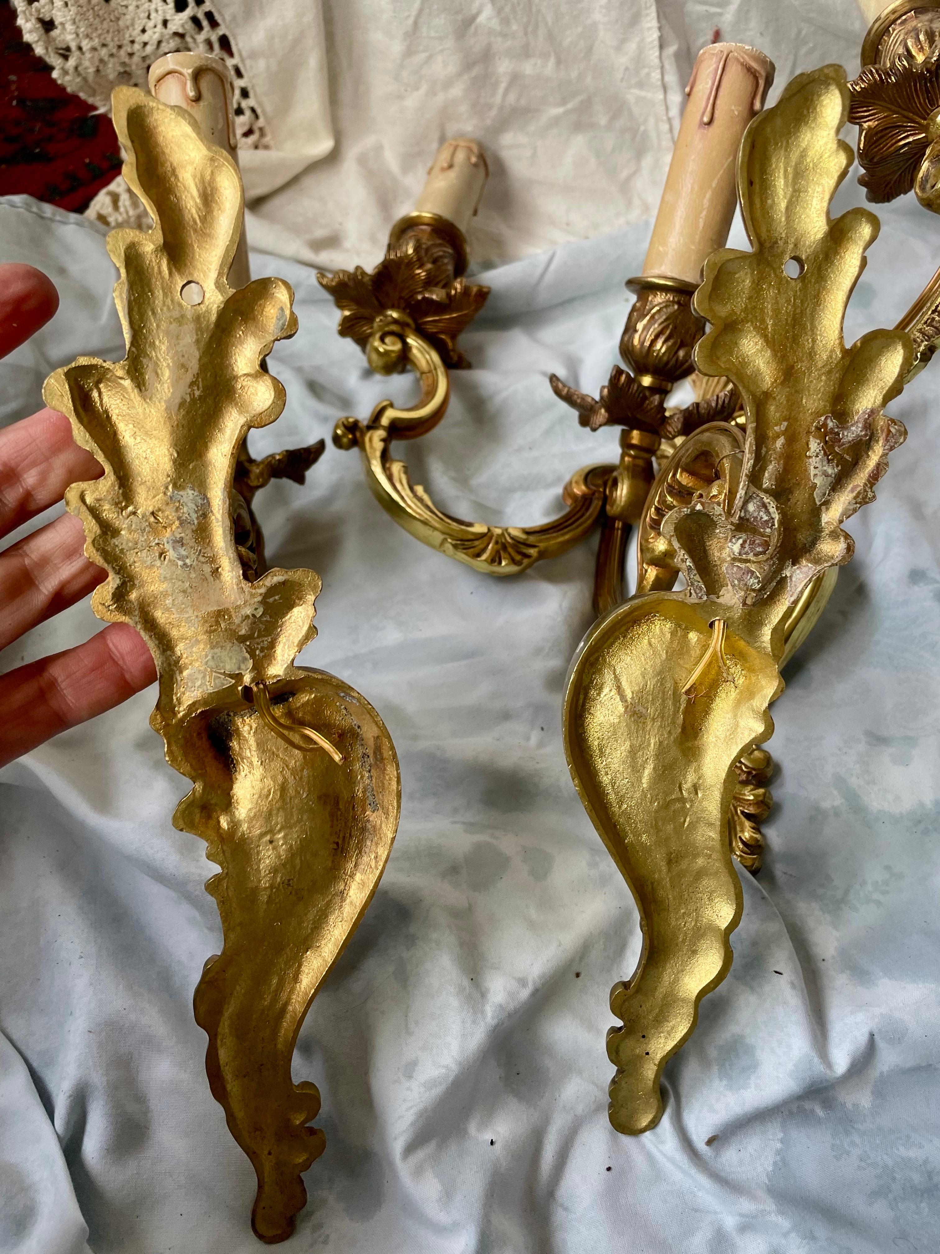 Set di lampade a braccio doppio e a braccio singolo in ottone francese con foglie d'acanto, coppia di 3 pezzi in vendita 9