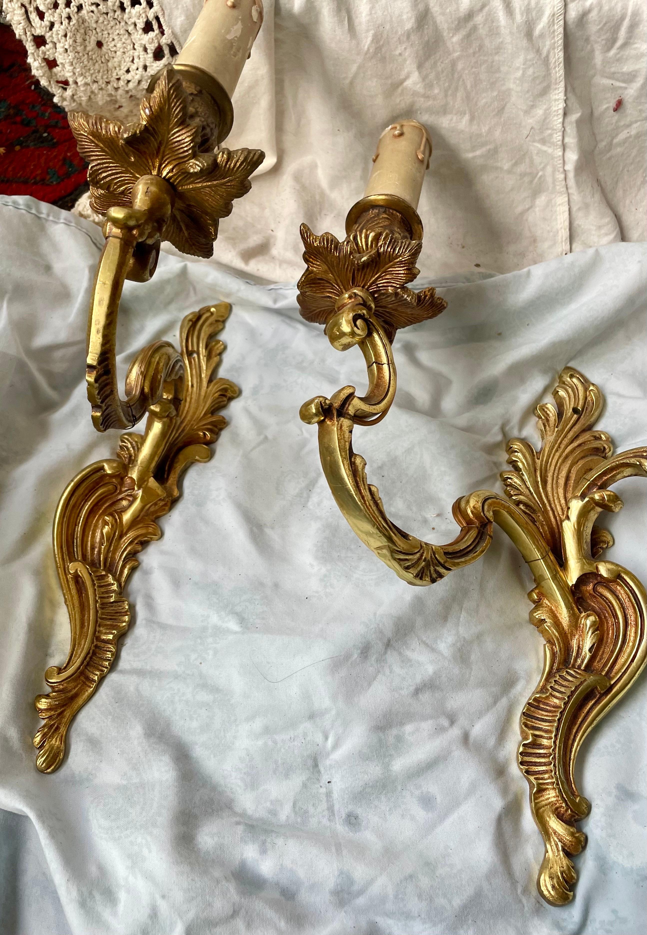 Neorococò Set di lampade a braccio doppio e a braccio singolo in ottone francese con foglie d'acanto, coppia di 3 pezzi in vendita