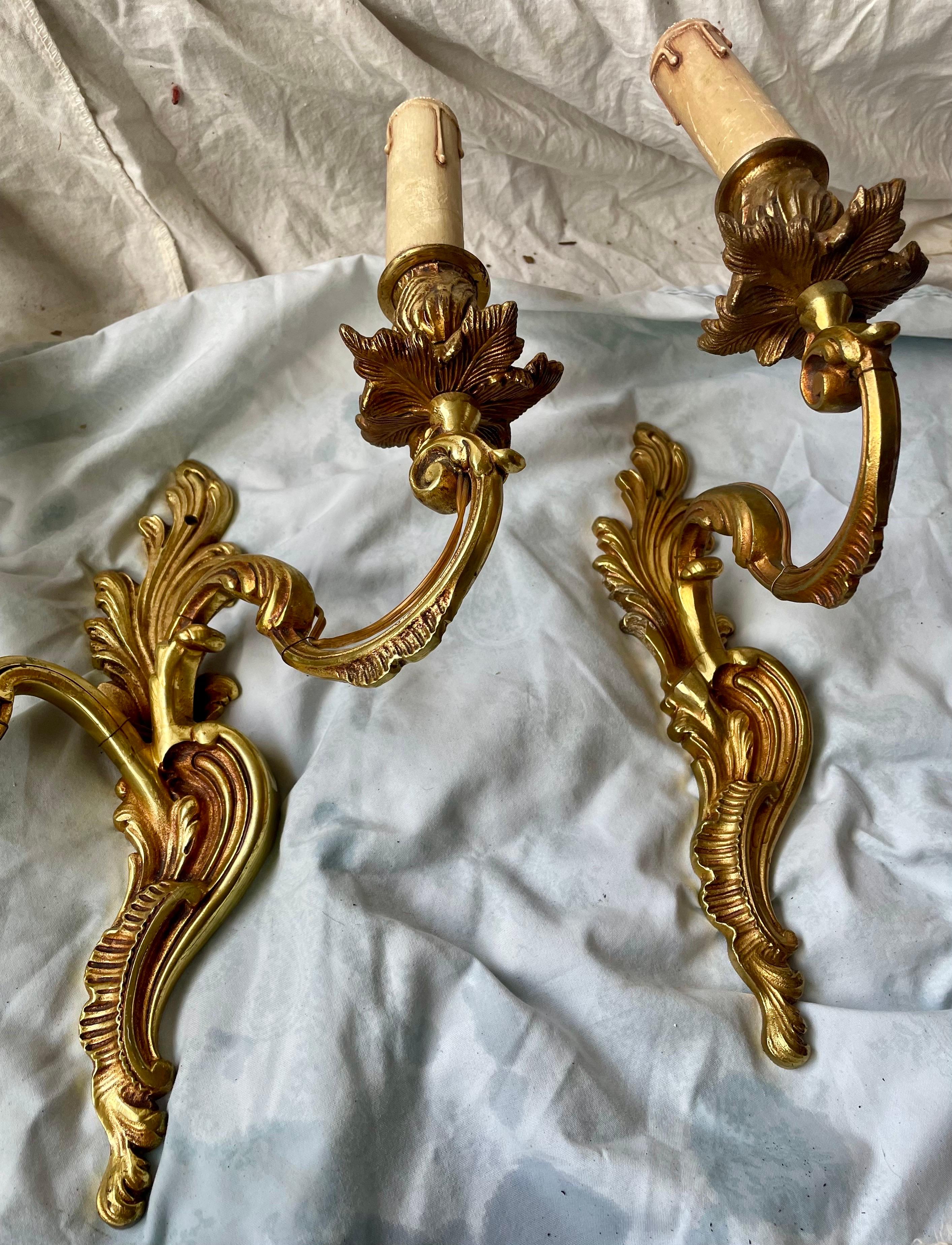 Francese Set di lampade a braccio doppio e a braccio singolo in ottone francese con foglie d'acanto, coppia di 3 pezzi in vendita