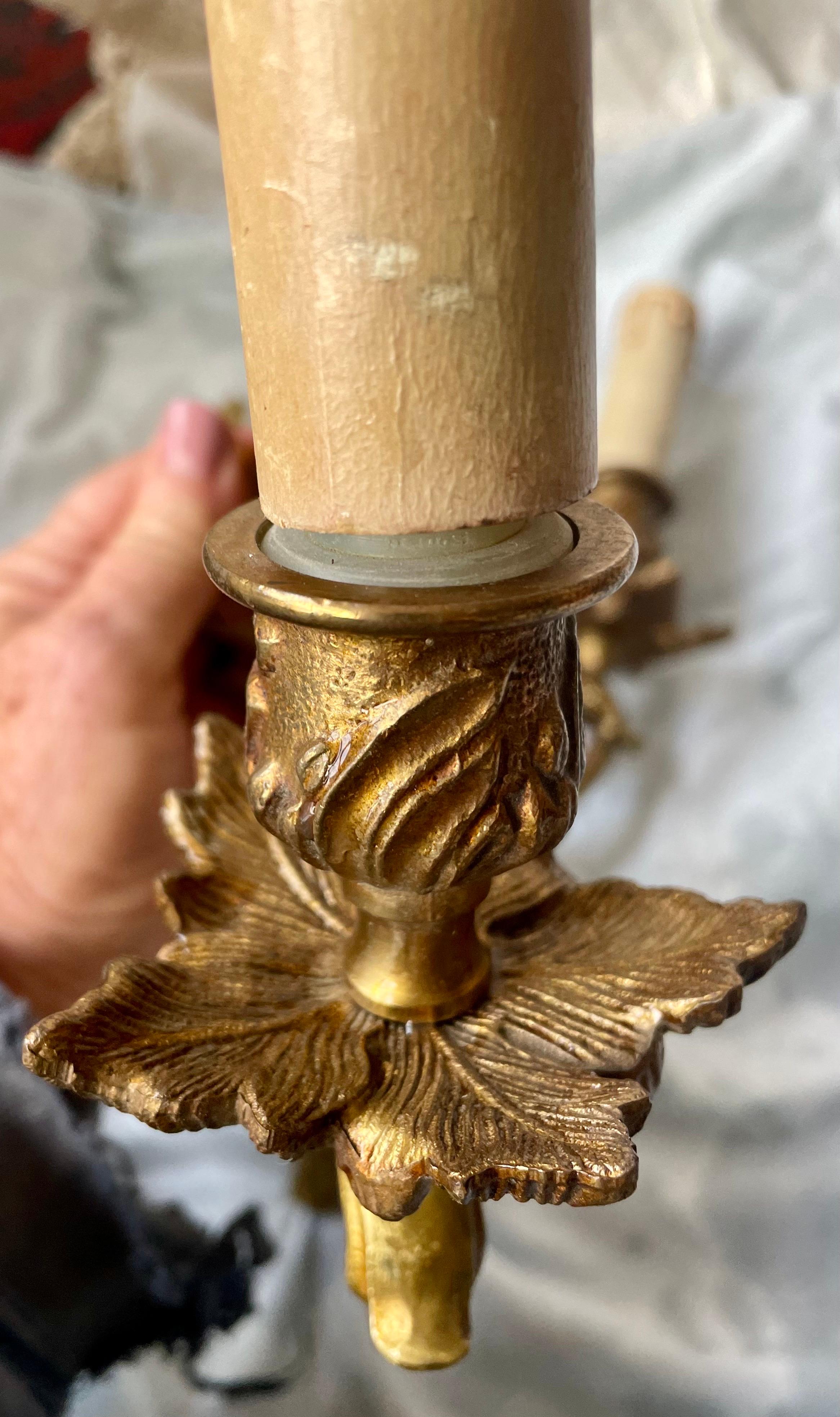 Set di lampade a braccio doppio e a braccio singolo in ottone francese con foglie d'acanto, coppia di 3 pezzi In condizioni buone in vendita a Clifton Forge, VA