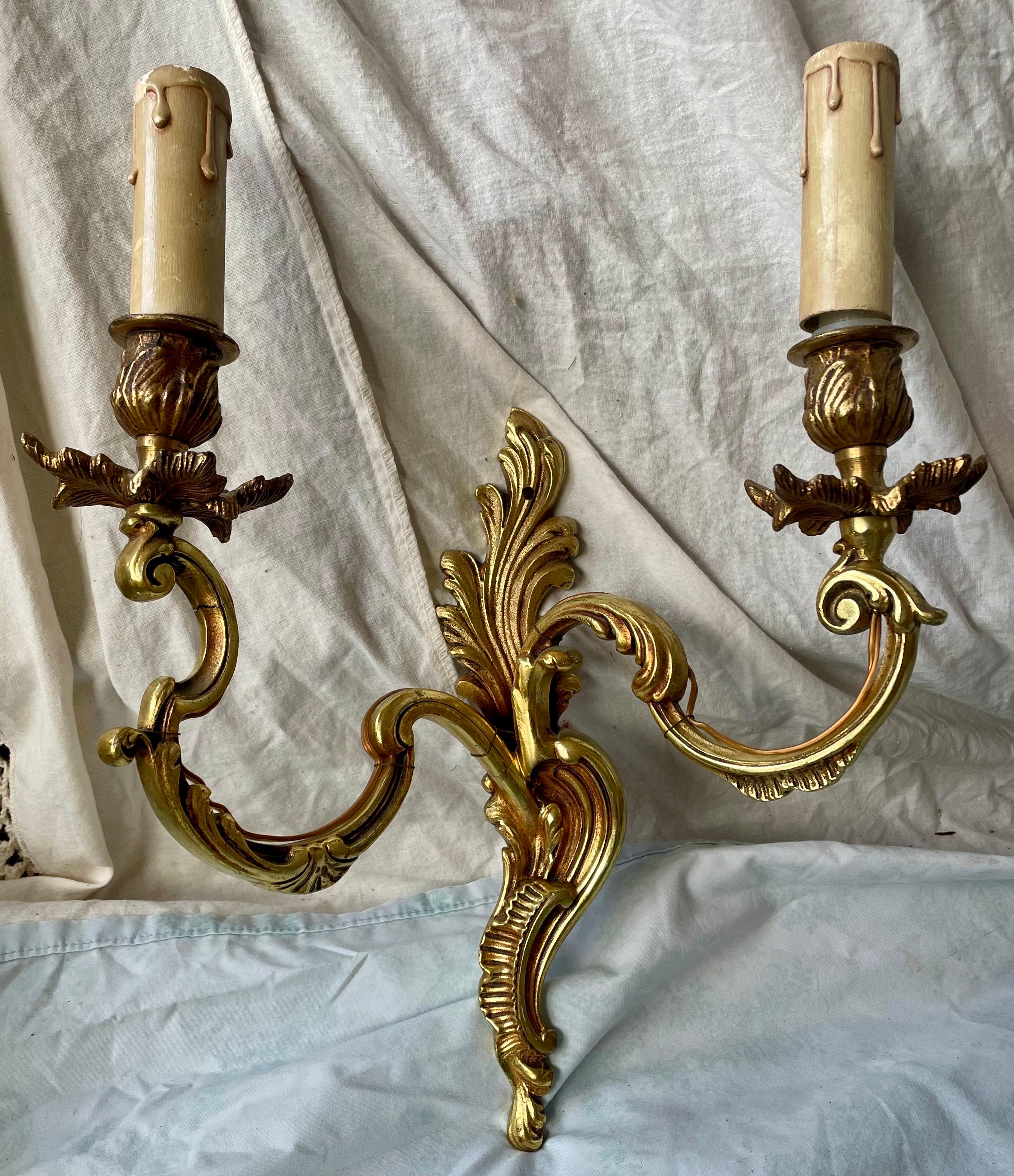 XX secolo Set di lampade a braccio doppio e a braccio singolo in ottone francese con foglie d'acanto, coppia di 3 pezzi in vendita