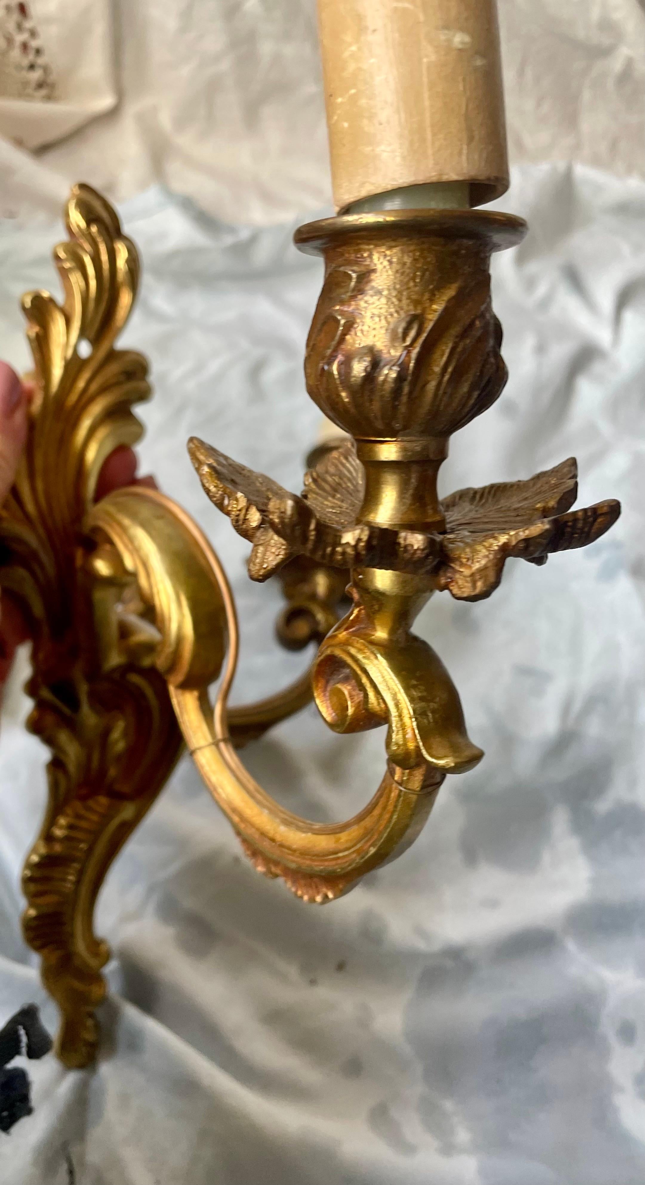 Ottone Set di lampade a braccio doppio e a braccio singolo in ottone francese con foglie d'acanto, coppia di 3 pezzi in vendita