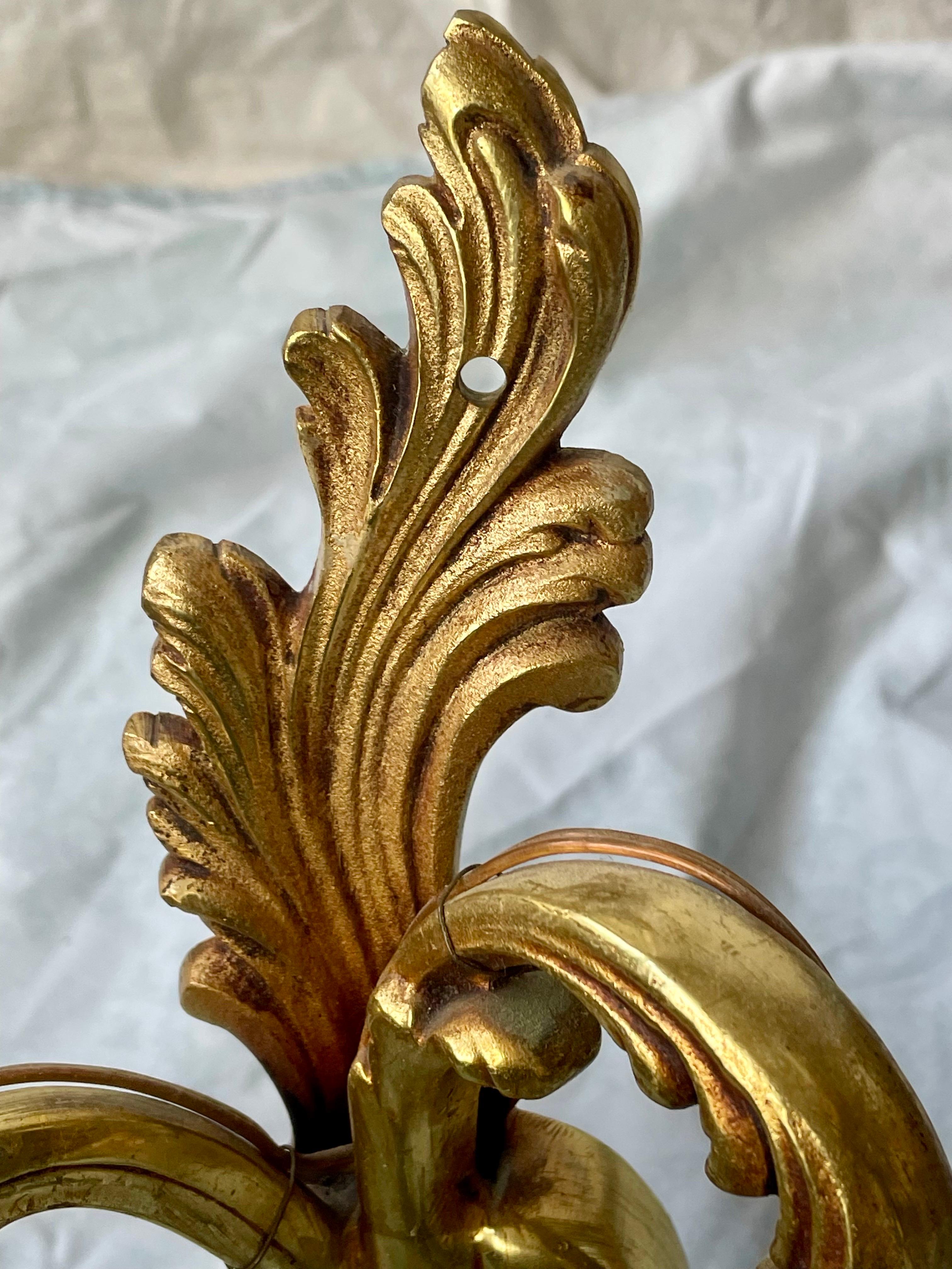 Set di lampade a braccio doppio e a braccio singolo in ottone francese con foglie d'acanto, coppia di 3 pezzi in vendita 1