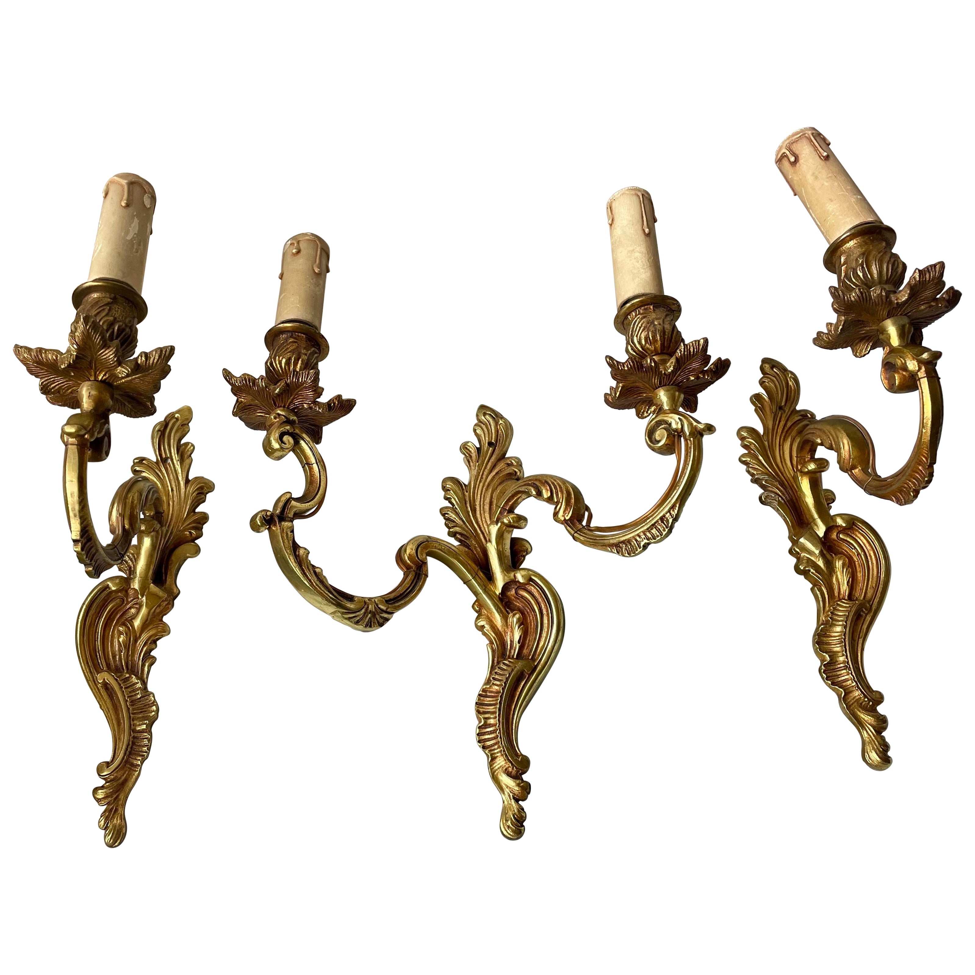 Set di lampade a braccio doppio e a braccio singolo in ottone francese con foglie d
acanto, coppia di 3 pezzi in vendita