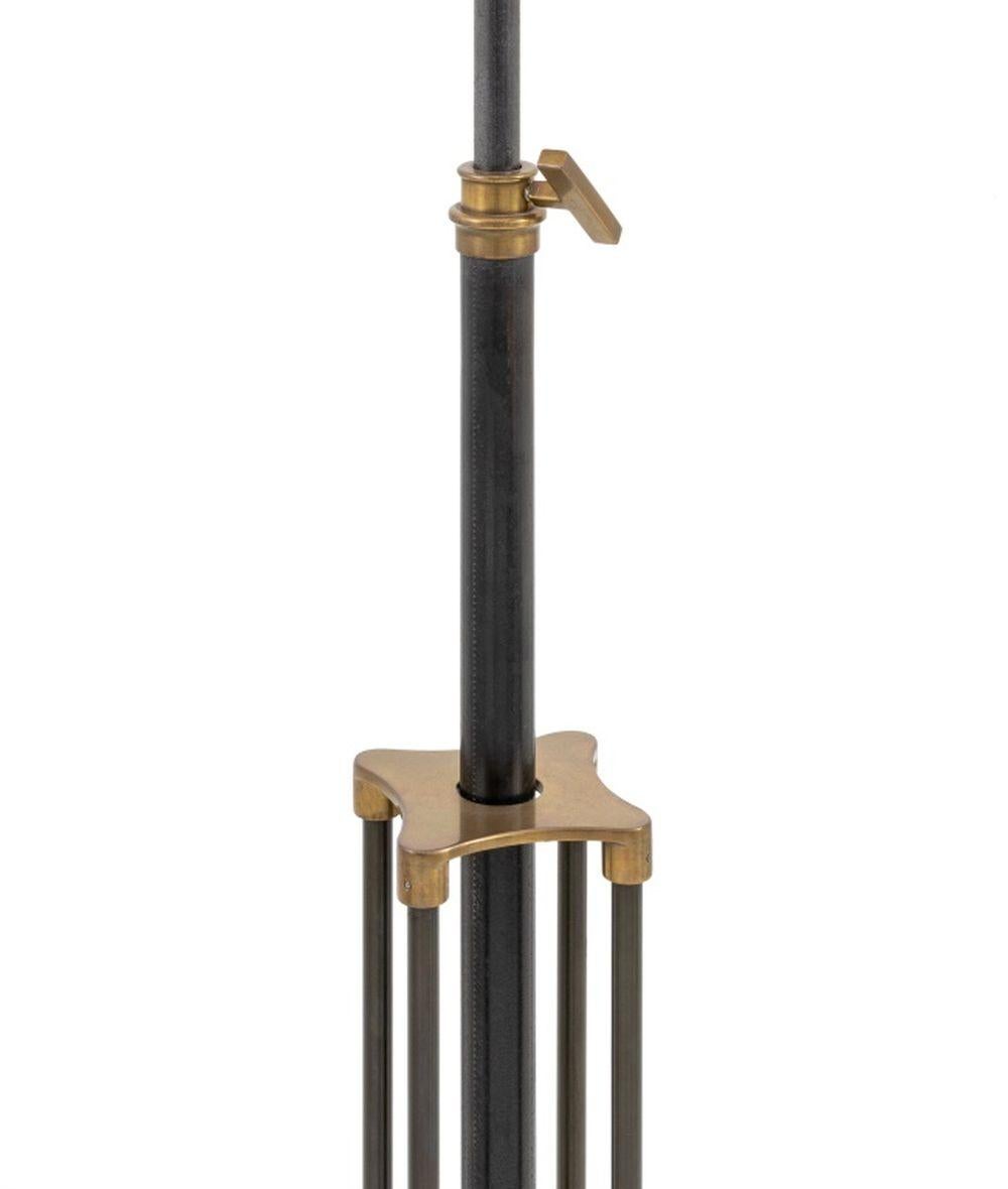 20ième siècle Lampadaire en laiton et métal patiné noir en vente