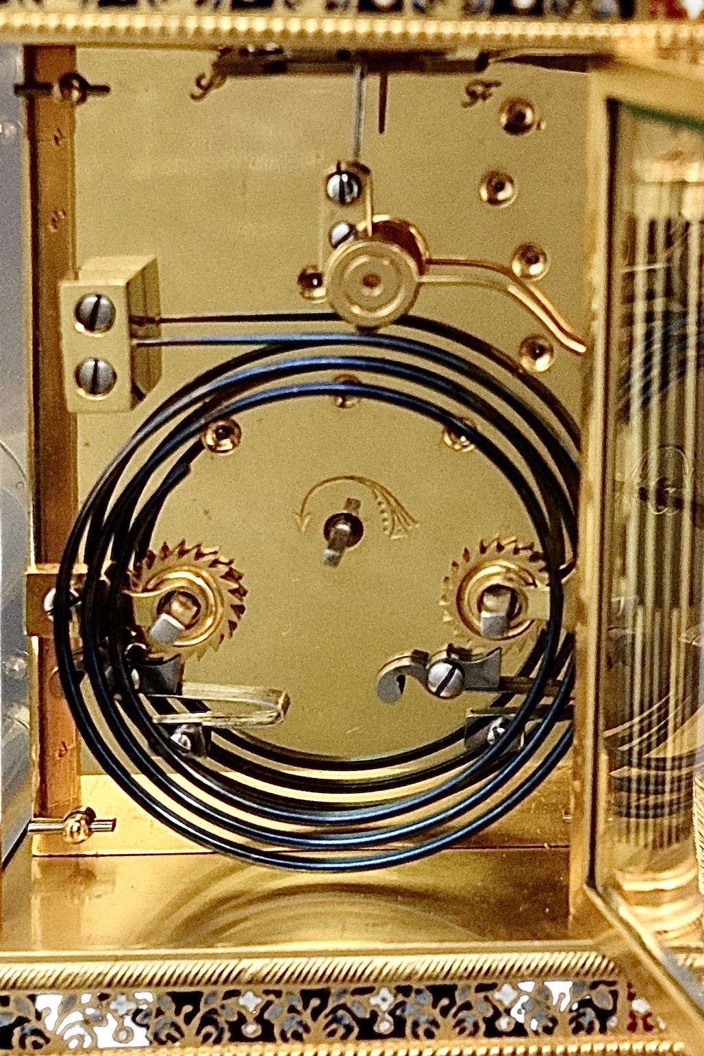 Eine atemberaubende antike Französisch Messing und champlevé Emaille montiert acht Tage Schlag und Wiederholung Wagen Uhr, mit einem schönen Schwan Guss Griff.

Die Kutschenuhr hat ein stilvolles und einzigartiges arabisches Zifferblatt mit einem