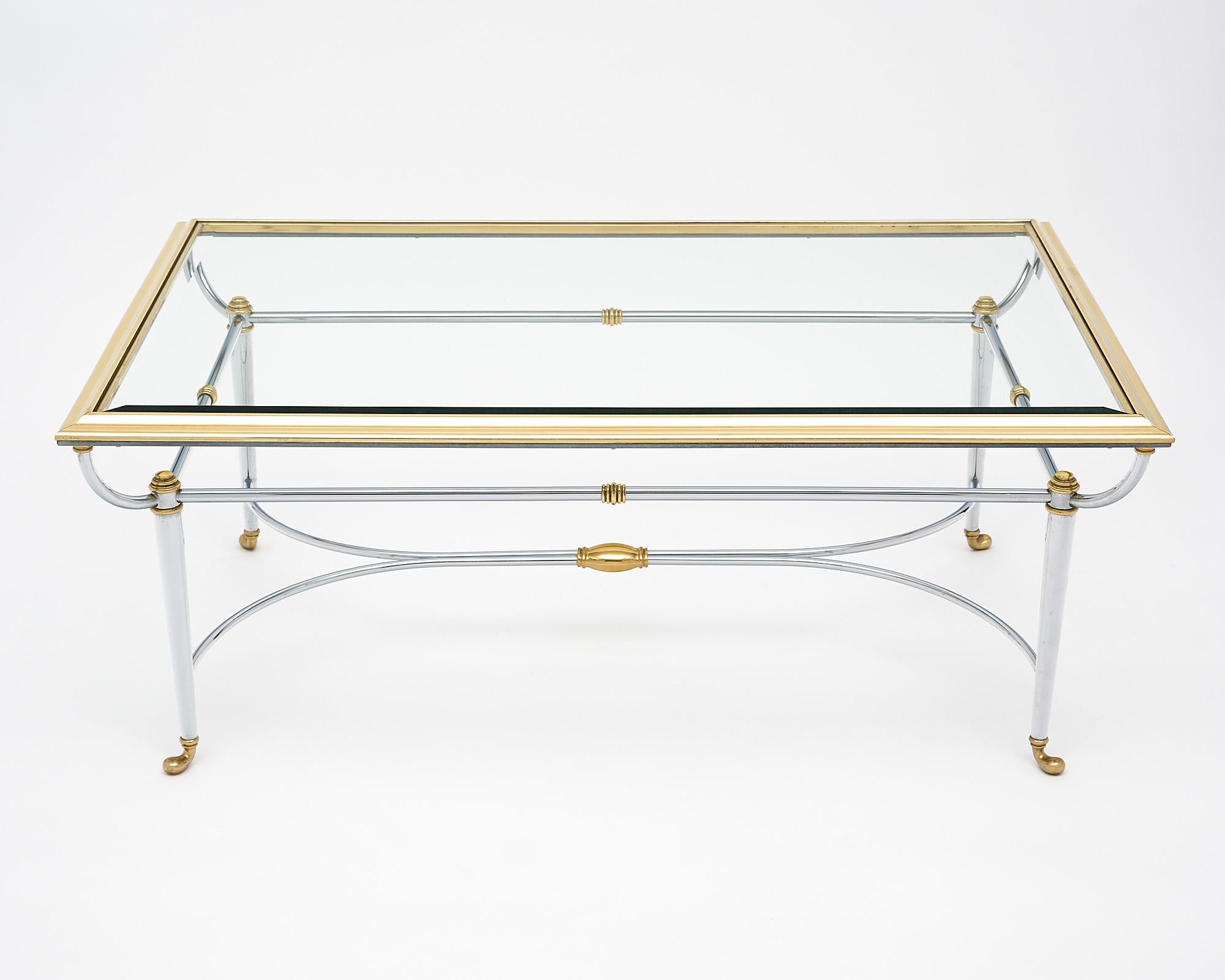 Français Table basse française en laiton et chrome de la Maison Charles en vente