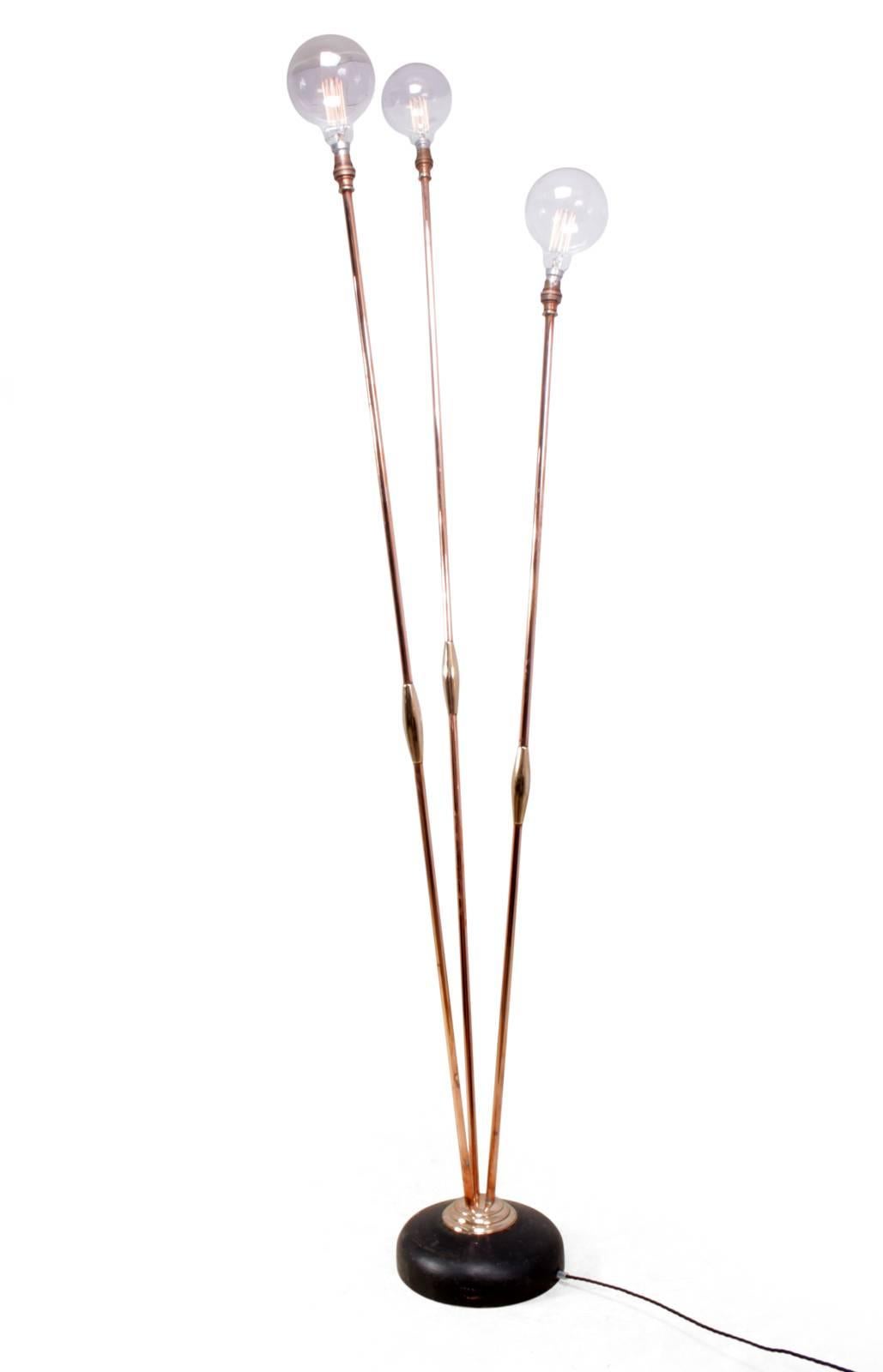 French brass and copper floor lamp, circa 1950
This French midcentury design floor standing lamp full rewire and pat tested

Age: 1950

Style: Mid-Century Modern

Material: Brass and copper

Condition: Very good

Dimensions: 191 H x 49 W
