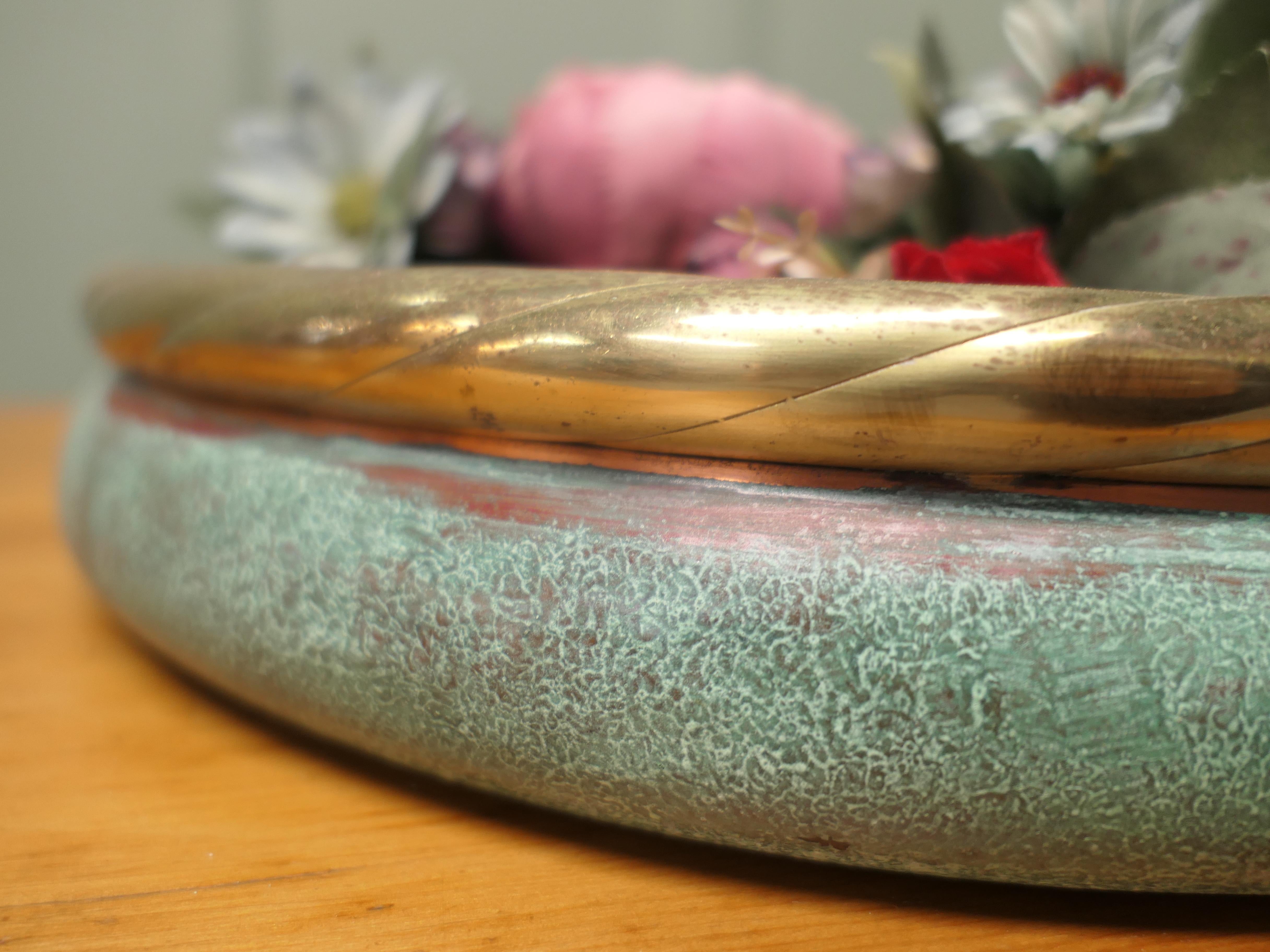 Ciotola a forma di rosa in ottone e rame Questo è un pezzo molto insolito. In condizioni buone in vendita a Godshill, Isle of Wight