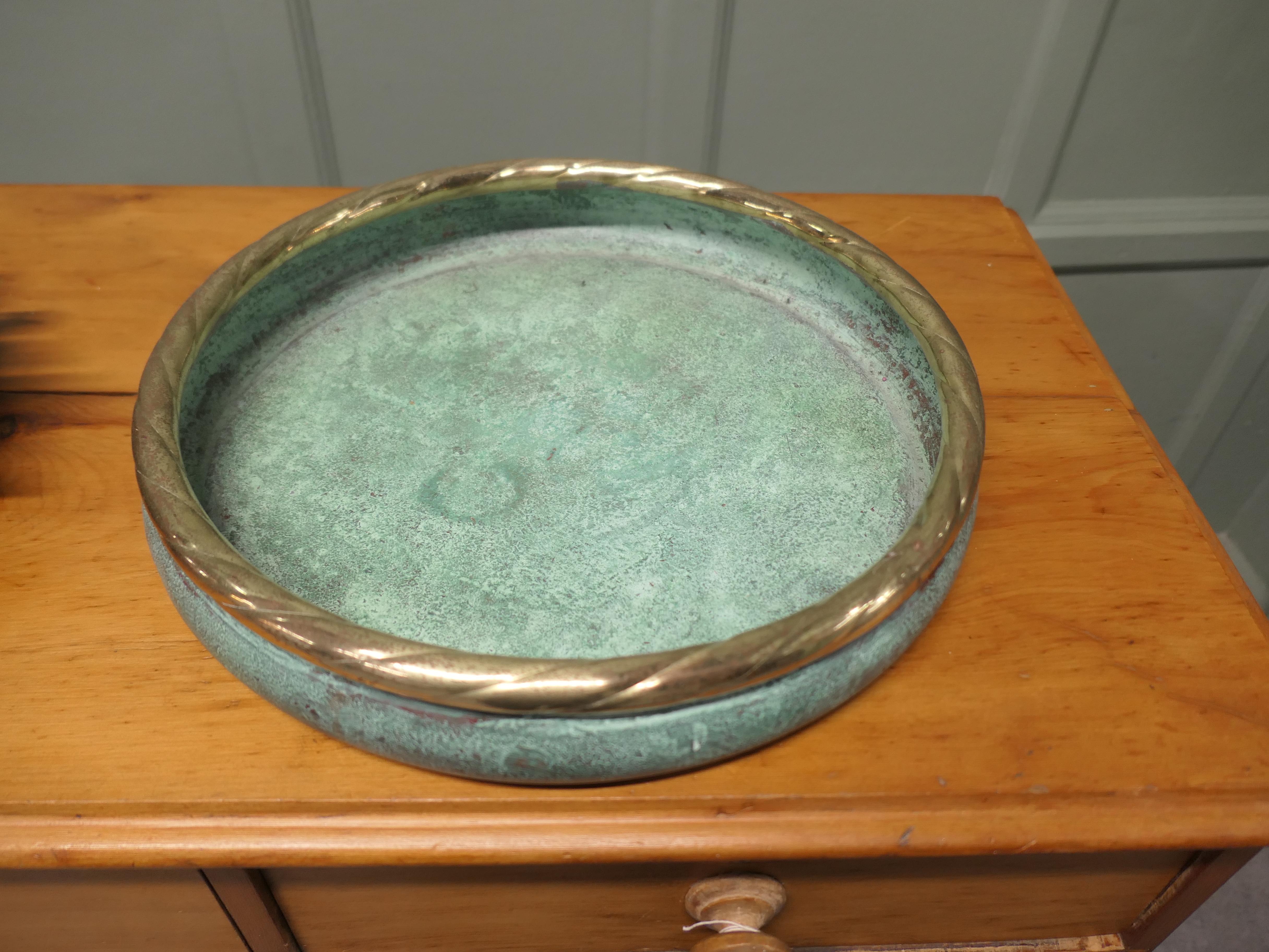 Inizio XX secolo Ciotola a forma di rosa in ottone e rame Questo è un pezzo molto insolito. in vendita