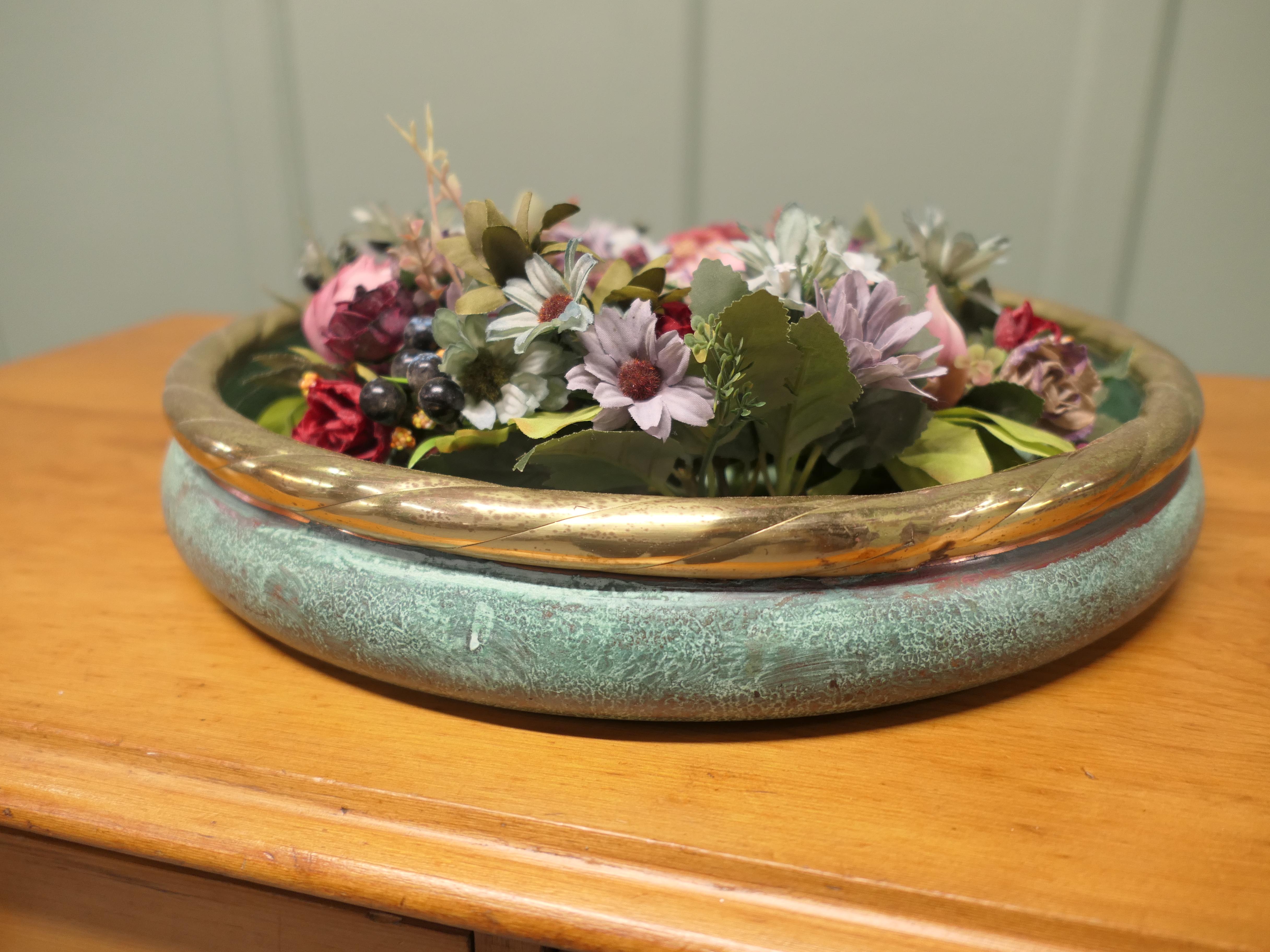 Rame Ciotola a forma di rosa in ottone e rame Questo è un pezzo molto insolito. in vendita