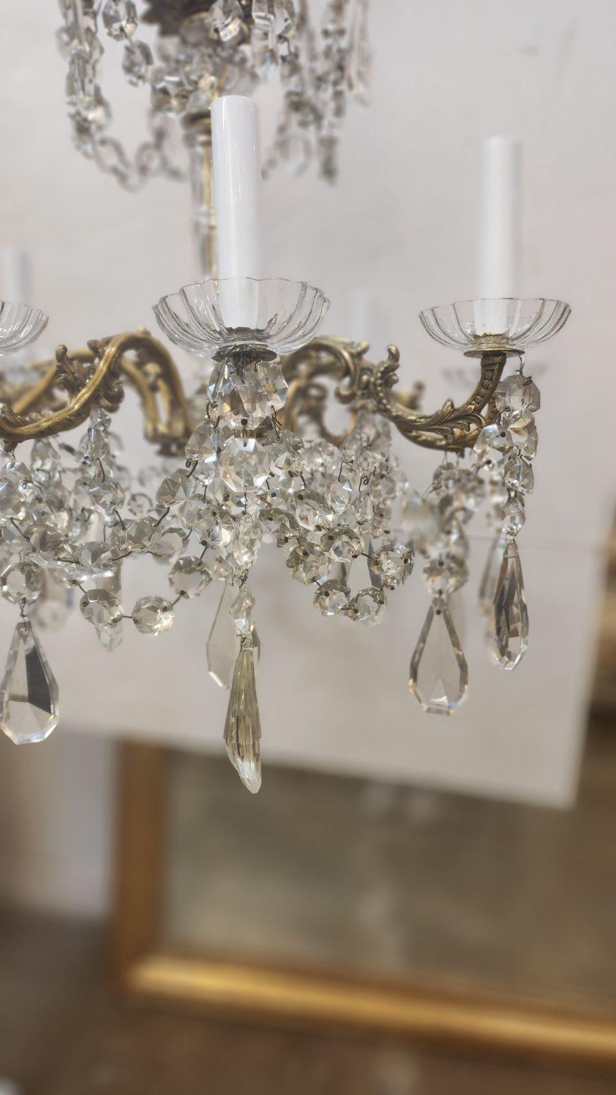 Lampadario francese in ottone e vetro con otto luci. 