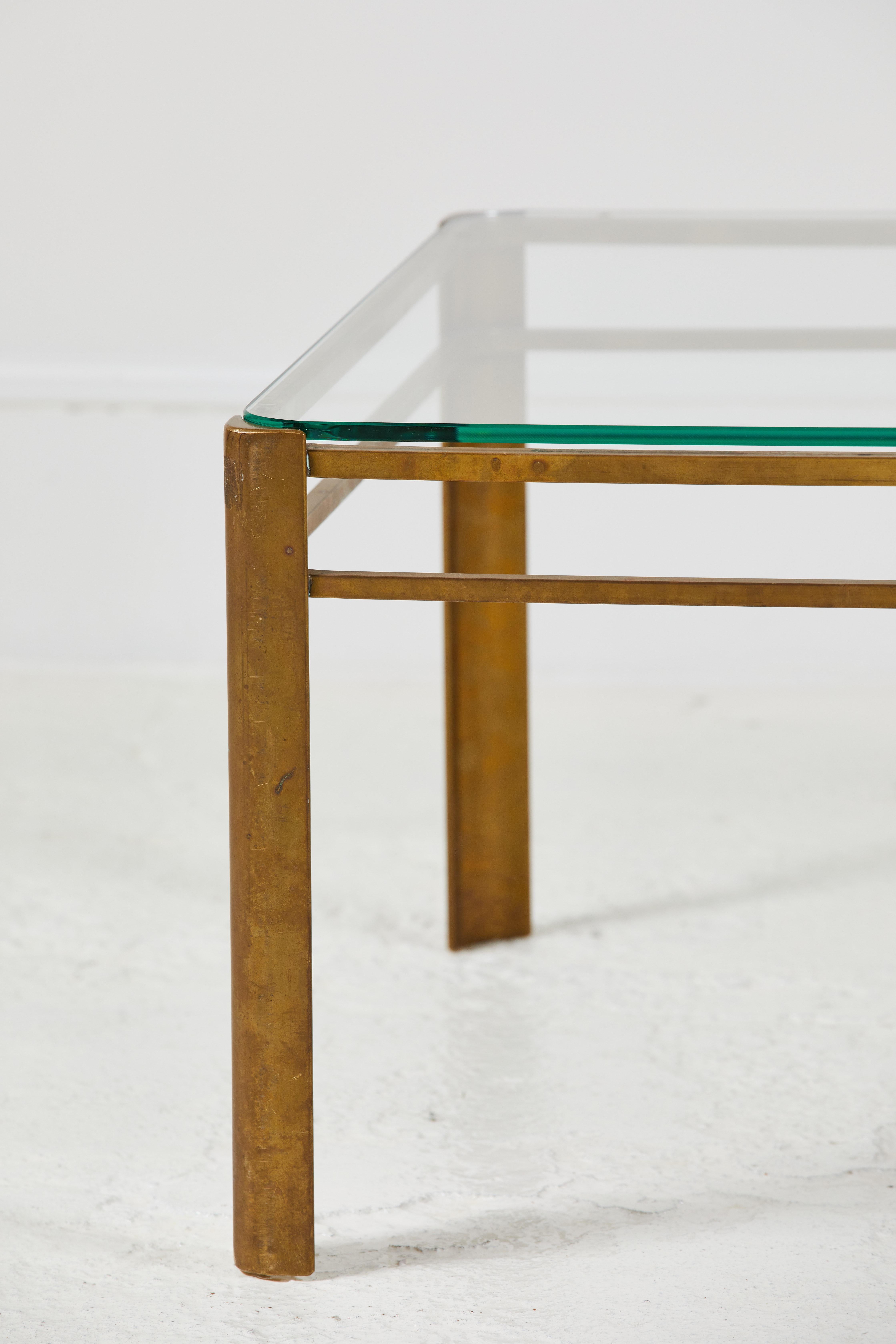 Französischer Couchtisch aus Messing und Glas von Jacques Quinet im Zustand „Gut“ in Los Angeles, CA