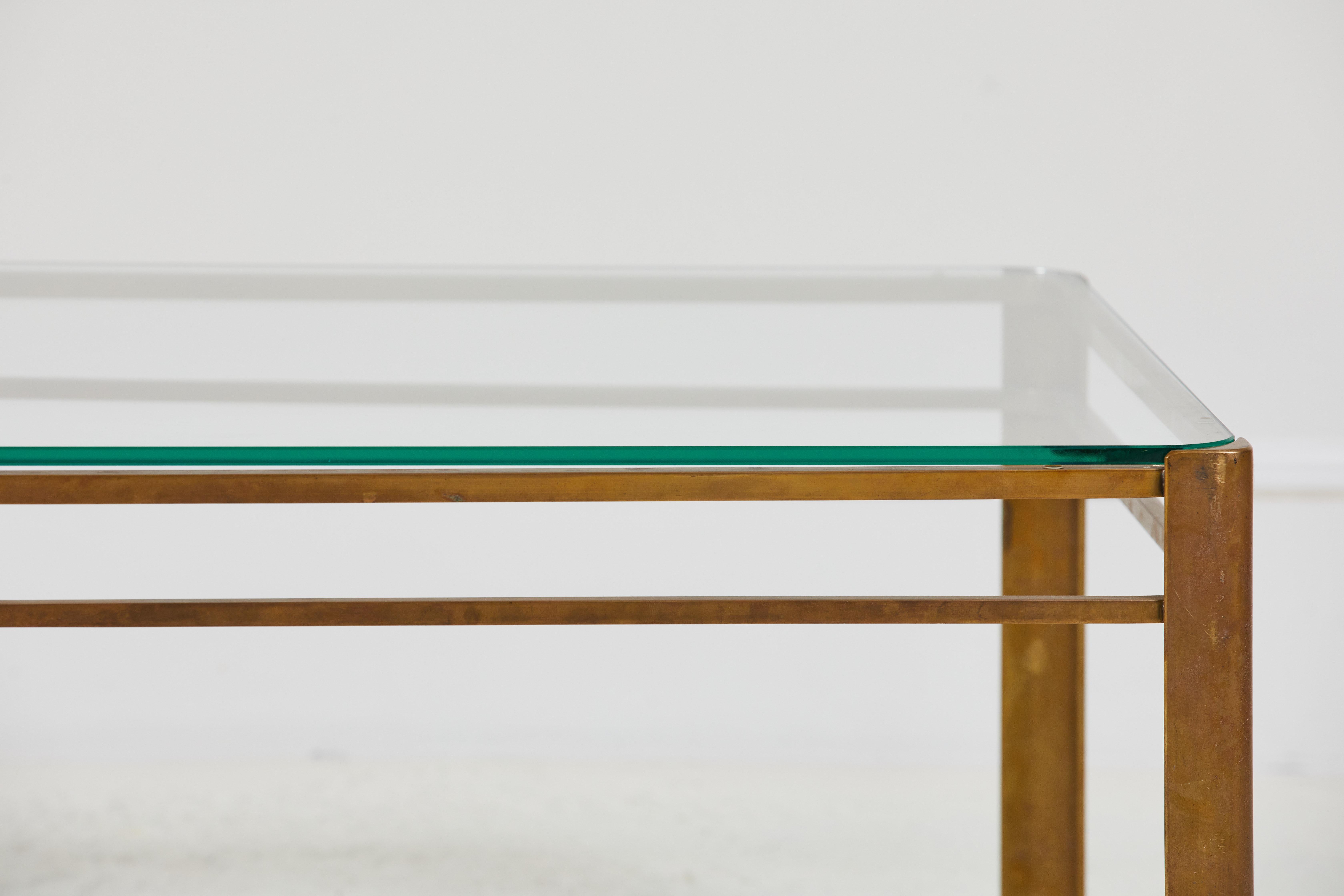 Französischer Couchtisch aus Messing und Glas von Jacques Quinet (Mitte des 20. Jahrhunderts)