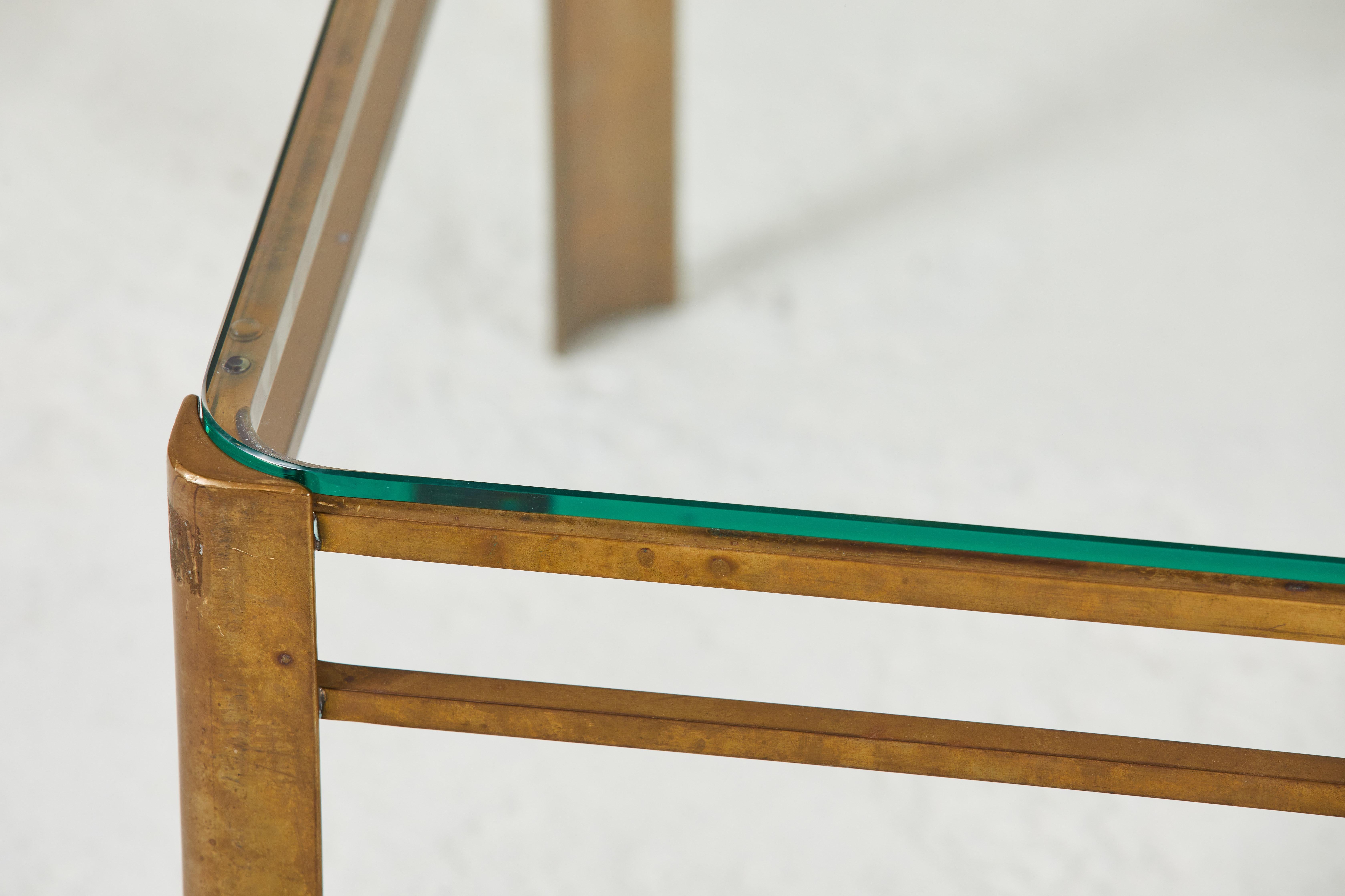 Französischer Couchtisch aus Messing und Glas von Jacques Quinet 1