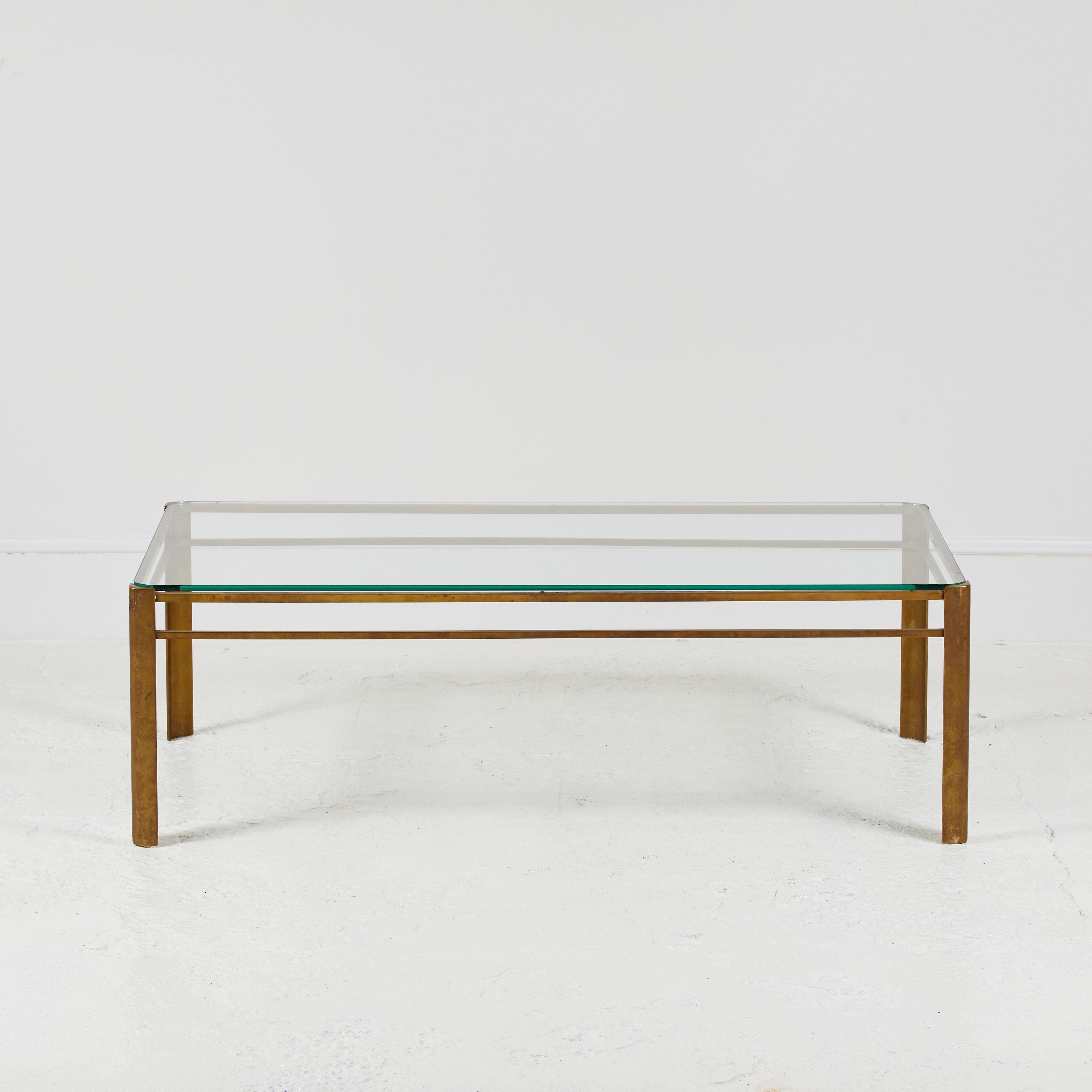 Französischer Couchtisch aus Messing und Glas von Jacques Quinet 2