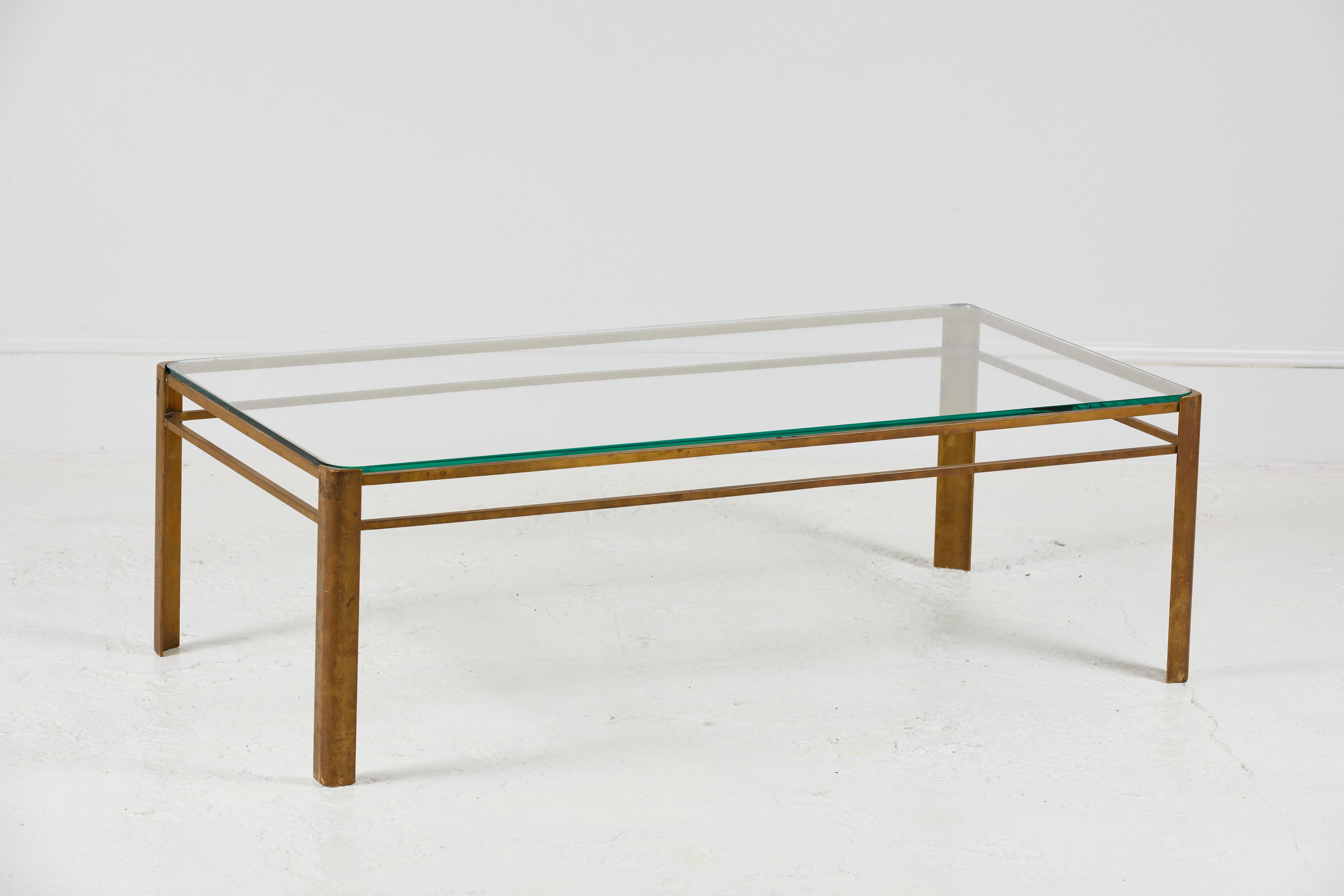 Französischer Couchtisch aus Messing und Glas von Jacques Quinet 3
