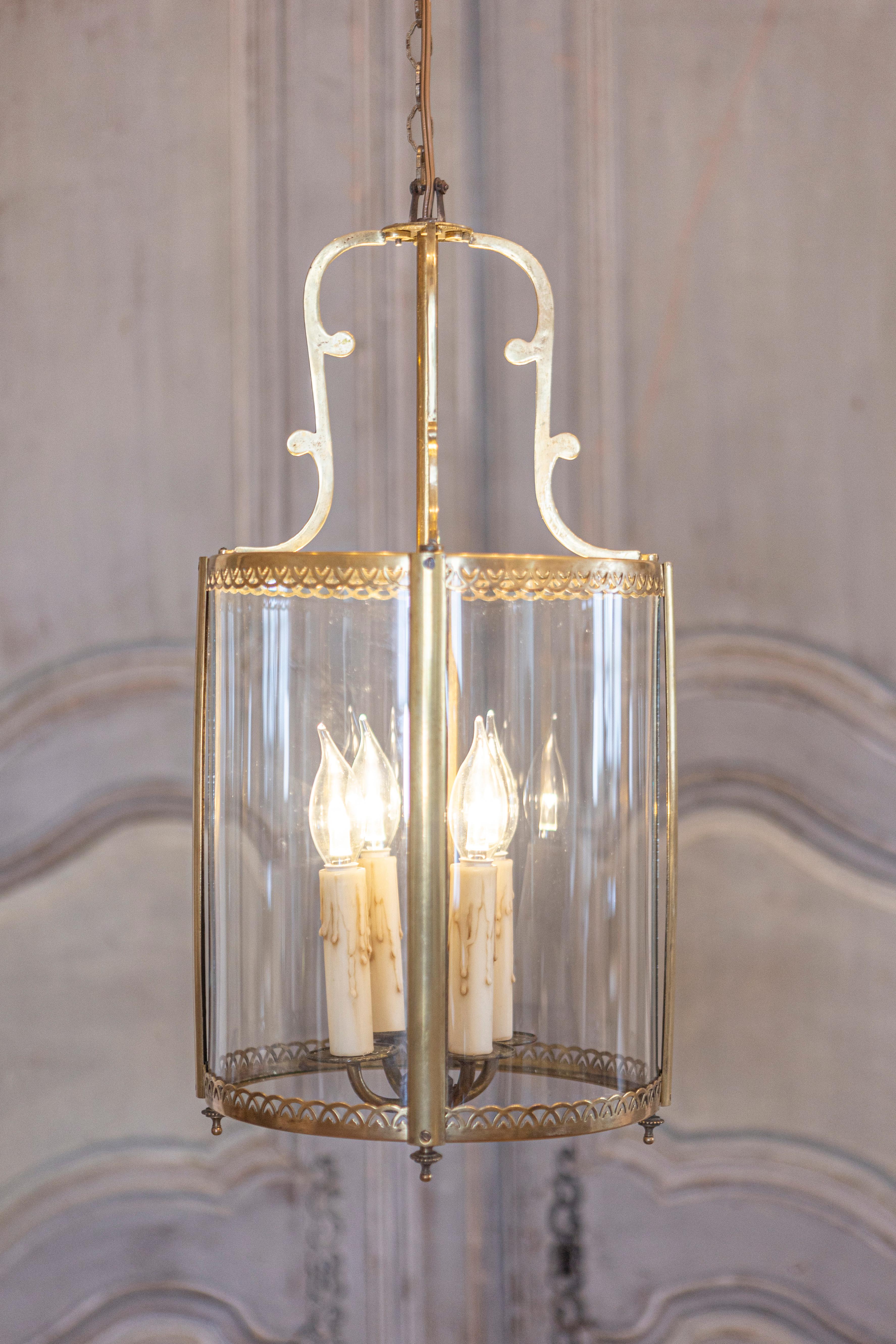 Français Lanterne française en laiton et verre avec filigrane décoratif, vers 1940 en vente