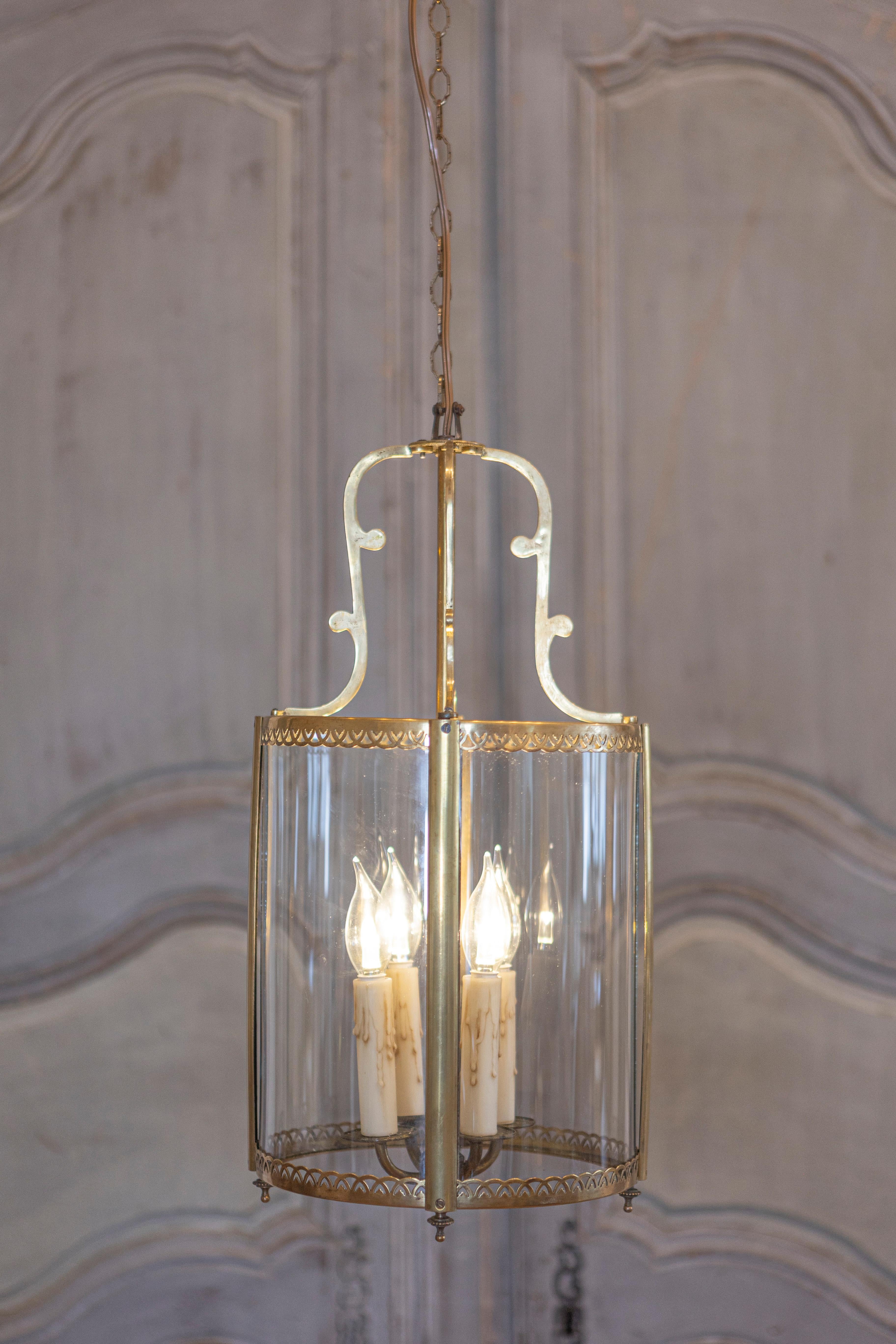 20ième siècle Lanterne française en laiton et verre avec filigrane décoratif, vers 1940 en vente
