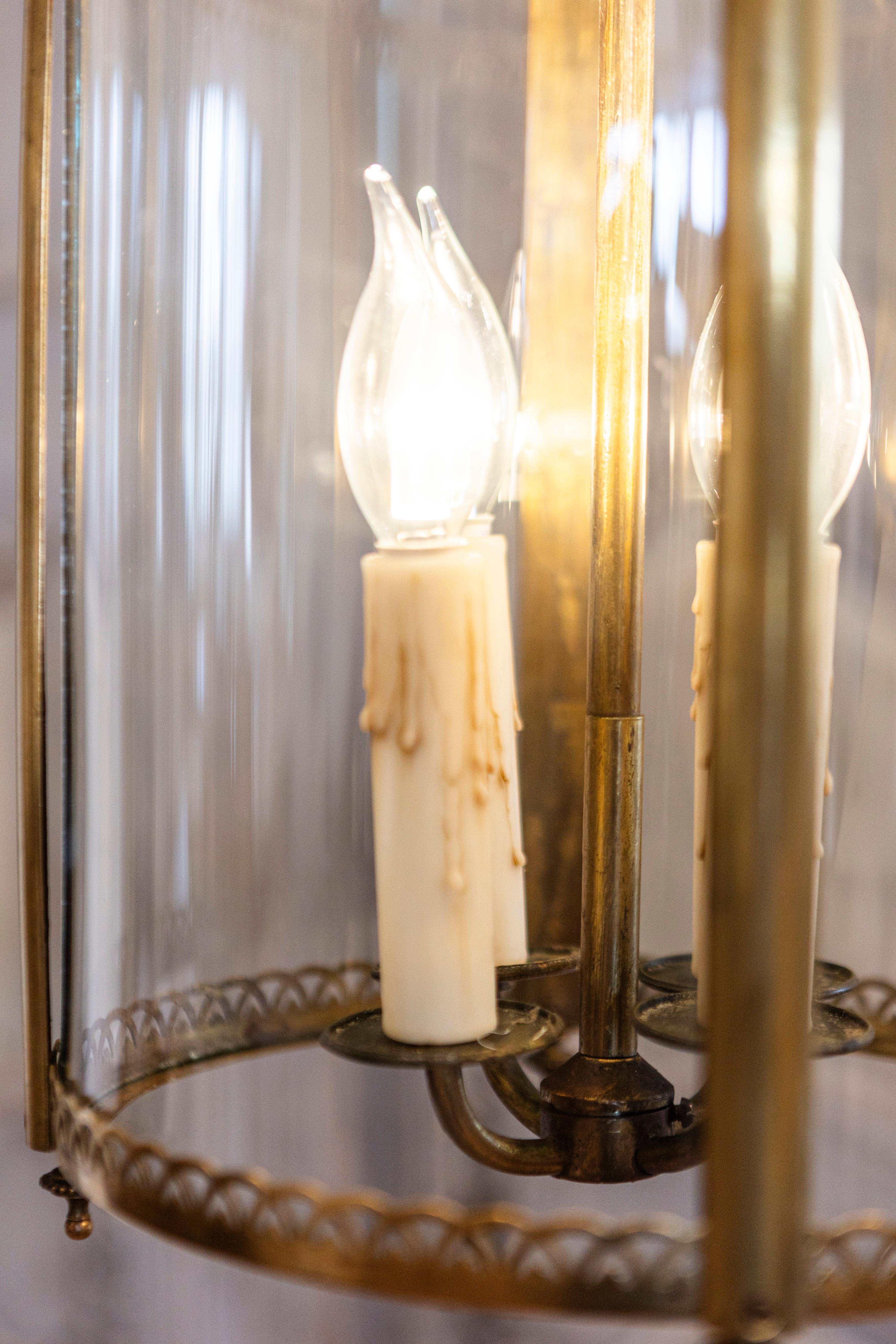 Laiton Lanterne française en laiton et verre avec filigrane décoratif, vers 1940 en vente