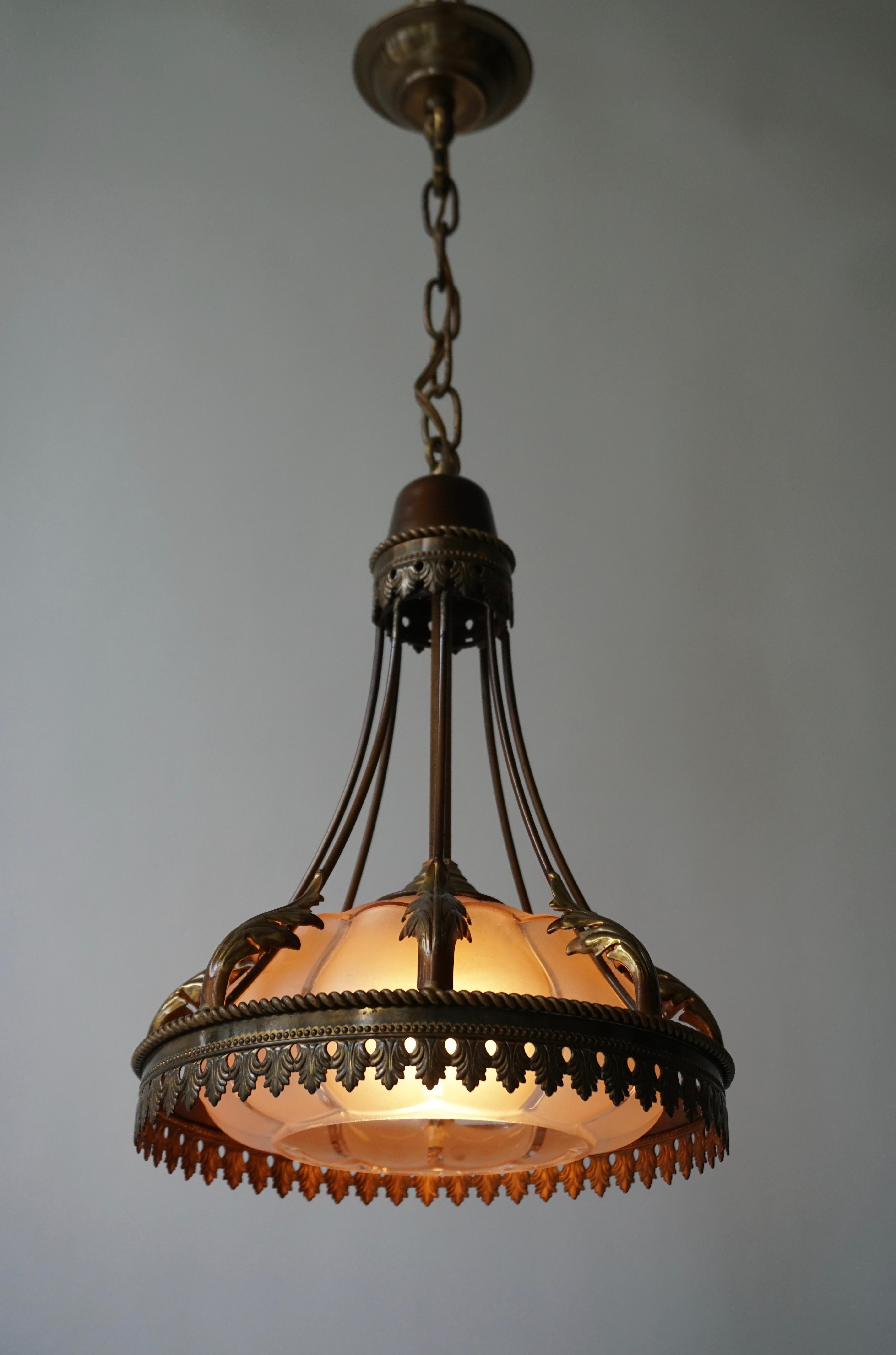 Fine brass and rose glass pendant light. France, circa 1940s-1950s.

The light requires one single E27 screw fit light bulb (60Watt max.) LED compatible.
Measures: Diameter 25 cm.
Height fixture 35 cm.
The total height is 60 cm with the chain.