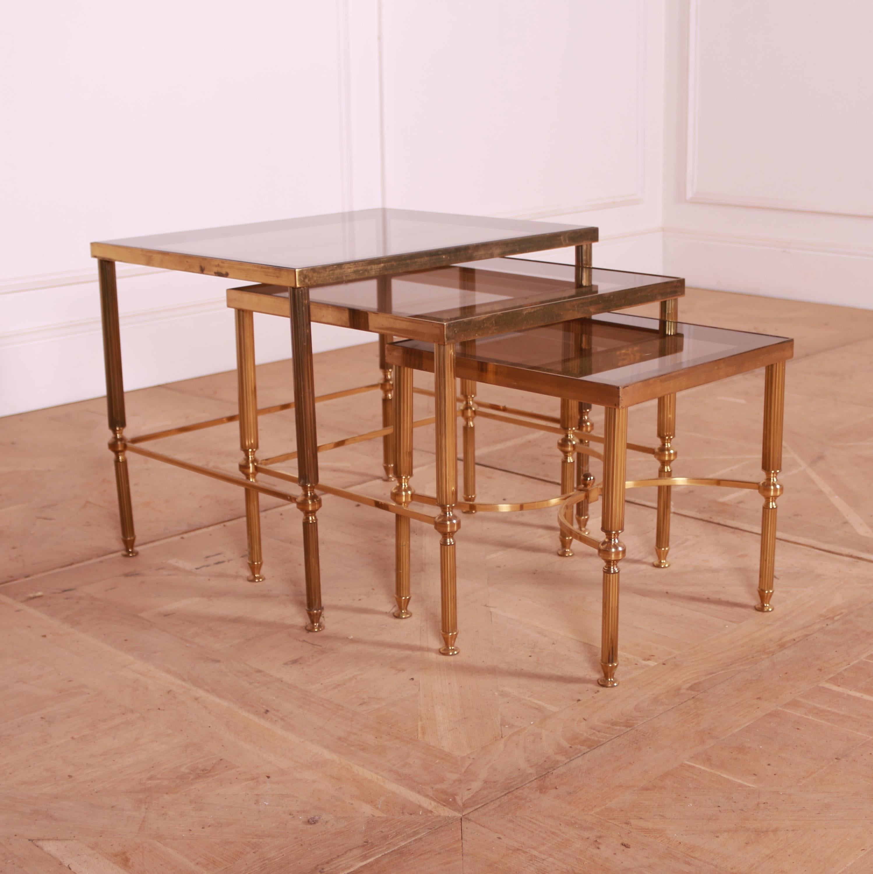 Tables gigognes françaises en laiton et verre. 1950.

La plus petite table mesure 14 