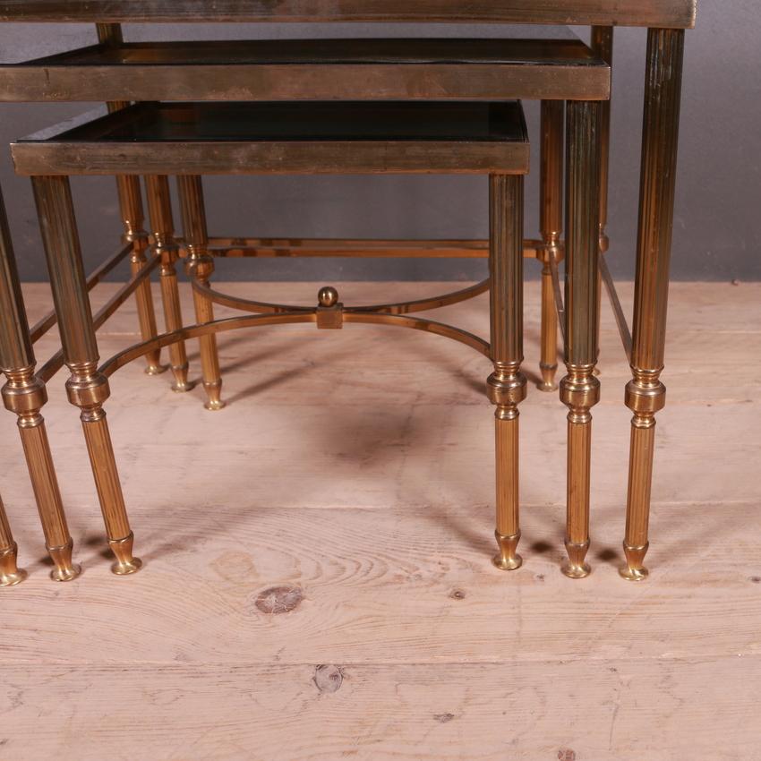 Français Tables en laiton et en verre français en vente