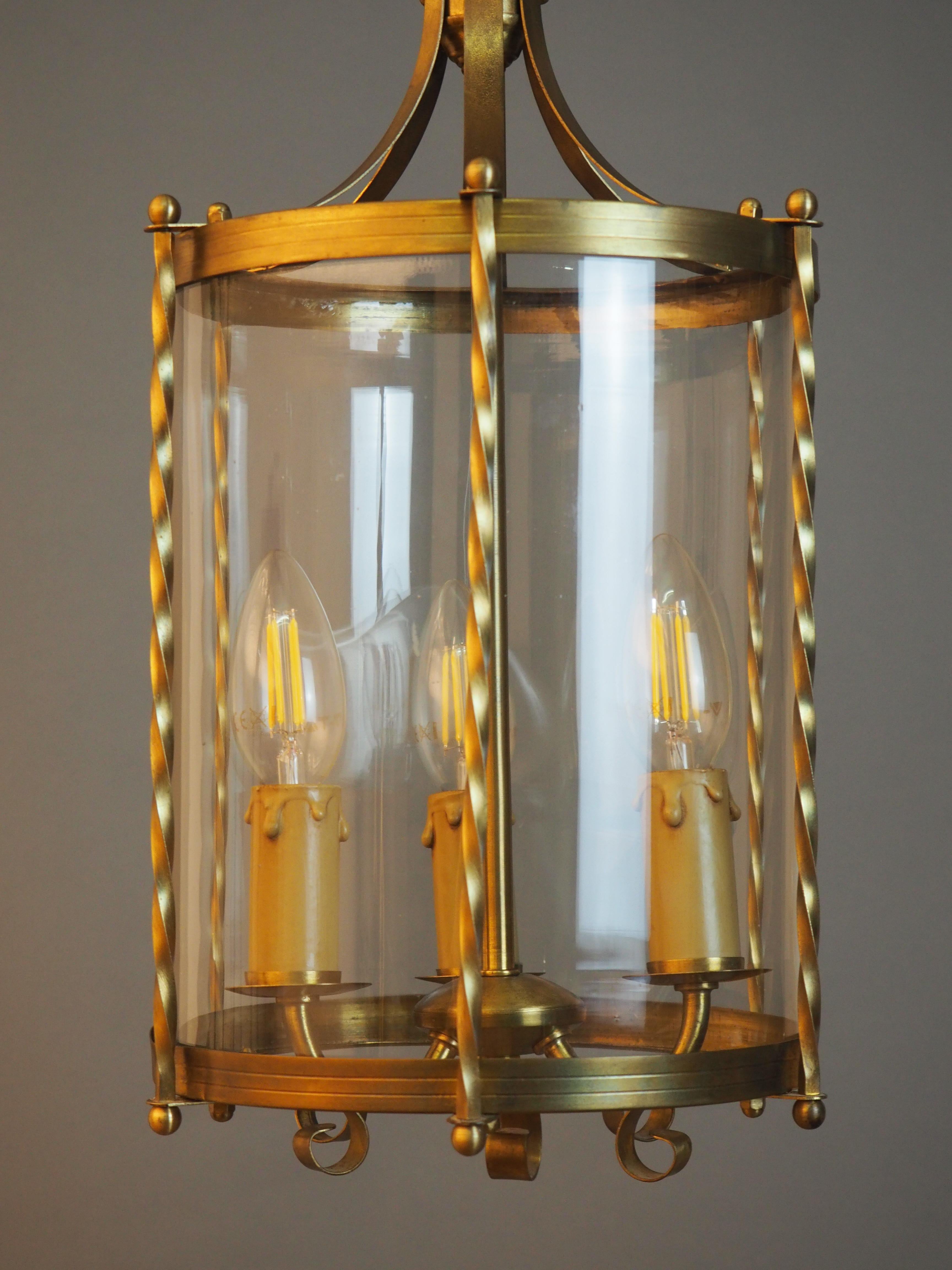 Français Pendentif à trois lumières en laiton et verre français:: lanterne cylindrique:: circa 1960s en vente