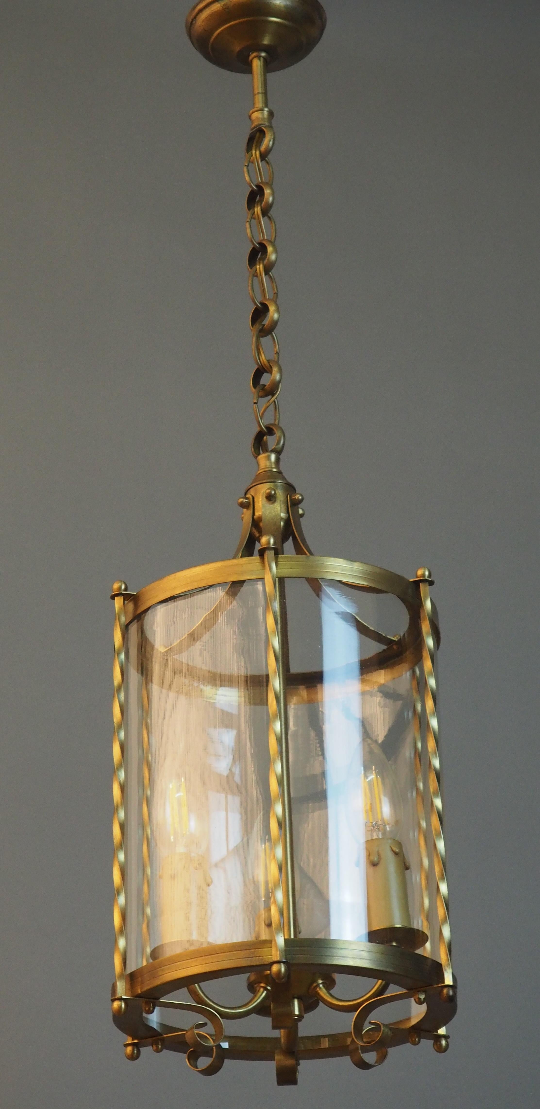 Milieu du XXe siècle Pendentif à trois lumières en laiton et verre français:: lanterne cylindrique:: circa 1960s en vente