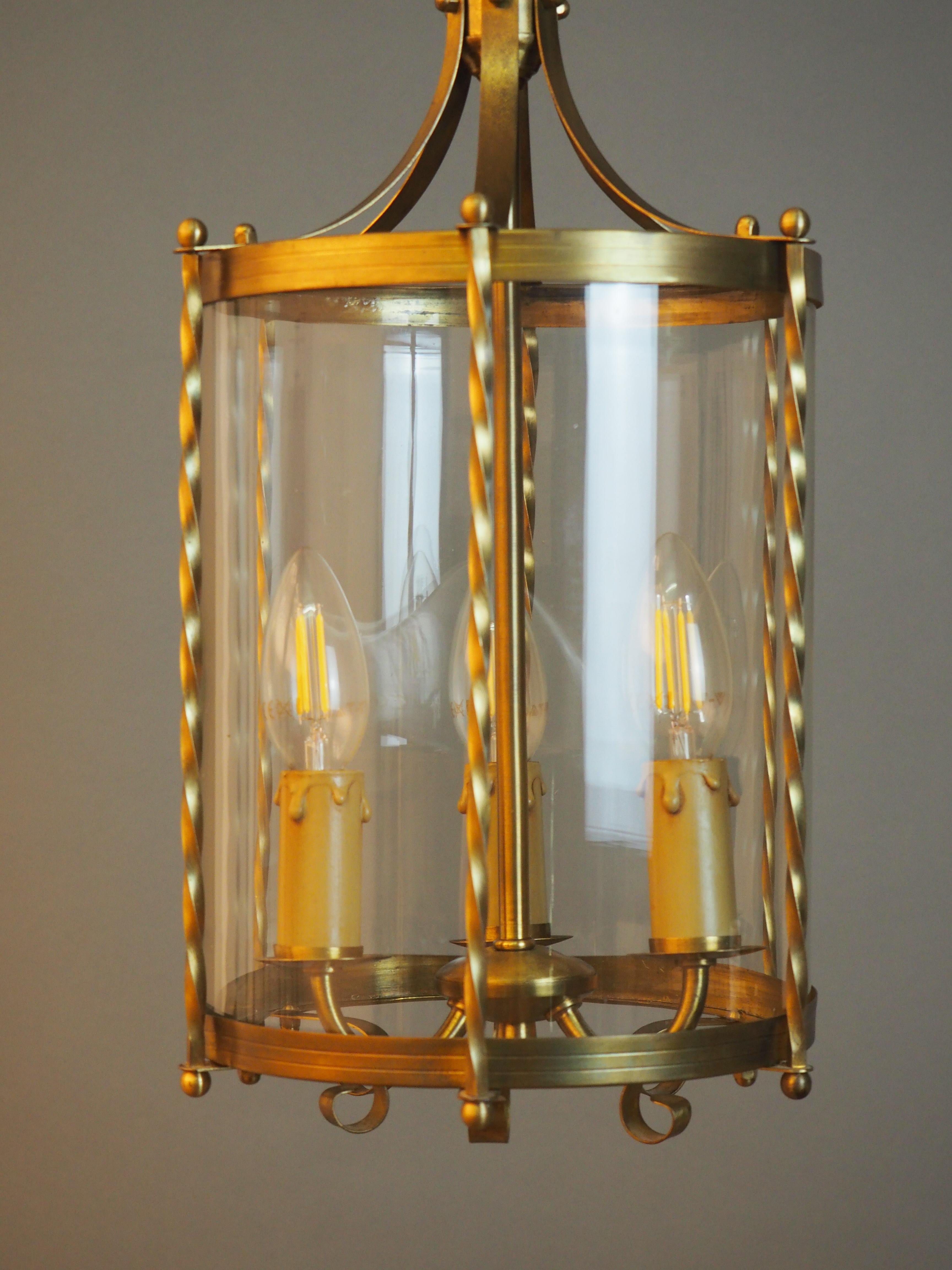 Laiton Pendentif à trois lumières en laiton et verre français:: lanterne cylindrique:: circa 1960s en vente